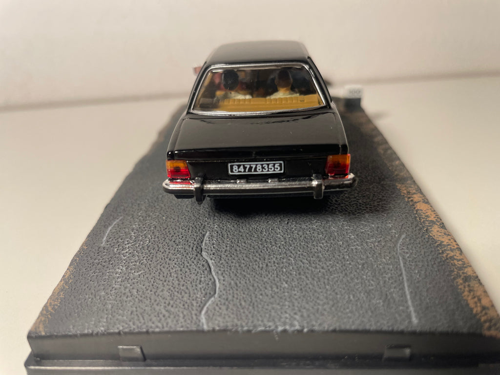 Schwarzer Ford Taunus - JAMES BOND - DER SPION DER MICH LIEBTE