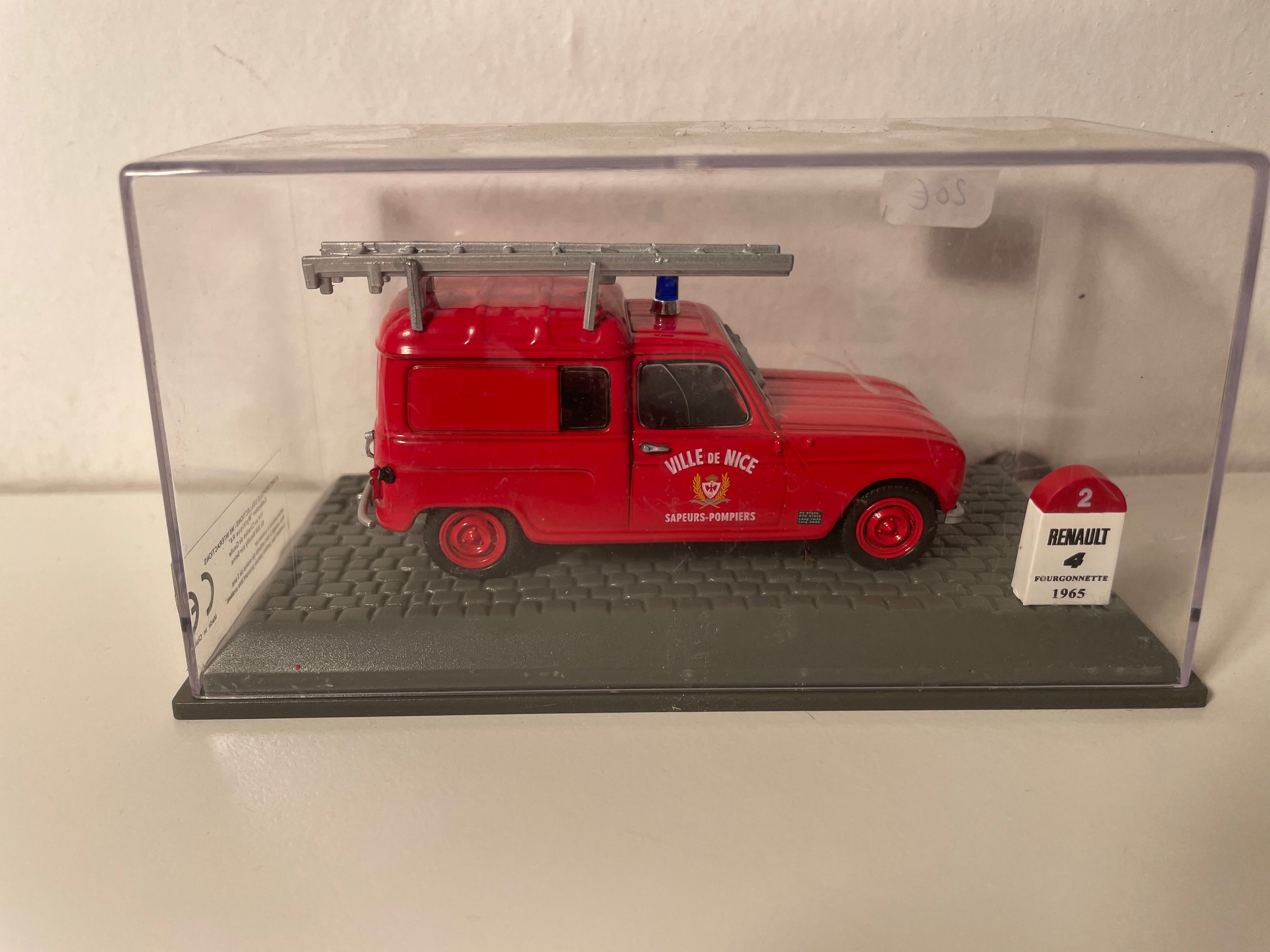 Renault 4 Fourgonnette czerwona z 1965 roku - Sapeurs-POMPIERS z Nice