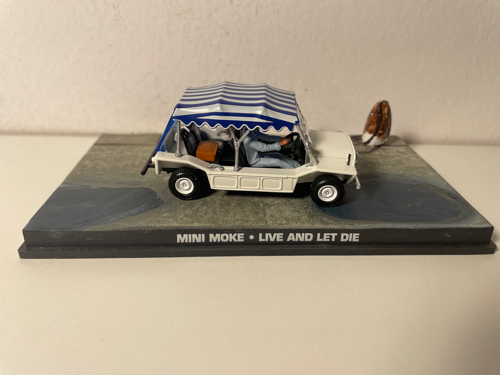 Weiße Mini Moke mit blauer und weißer gestreifter Haube - JAMES BOND - LEBEN UND LEBEN LASSEN