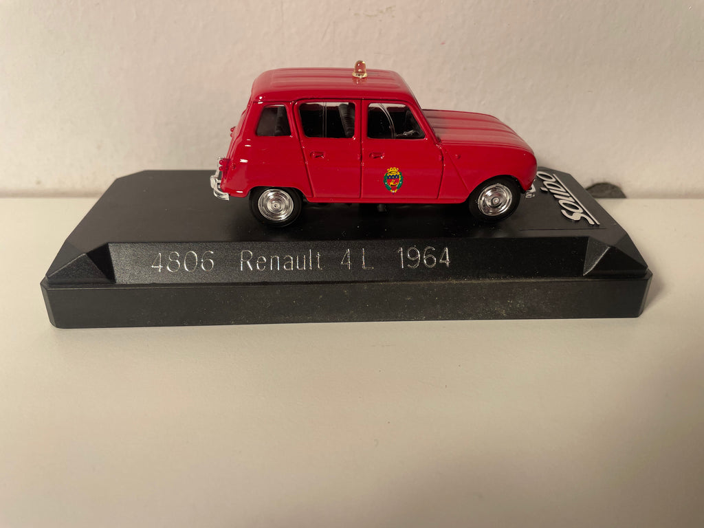 Renault 4L rouge de 1964 POMPIERS - Solido référence 4806