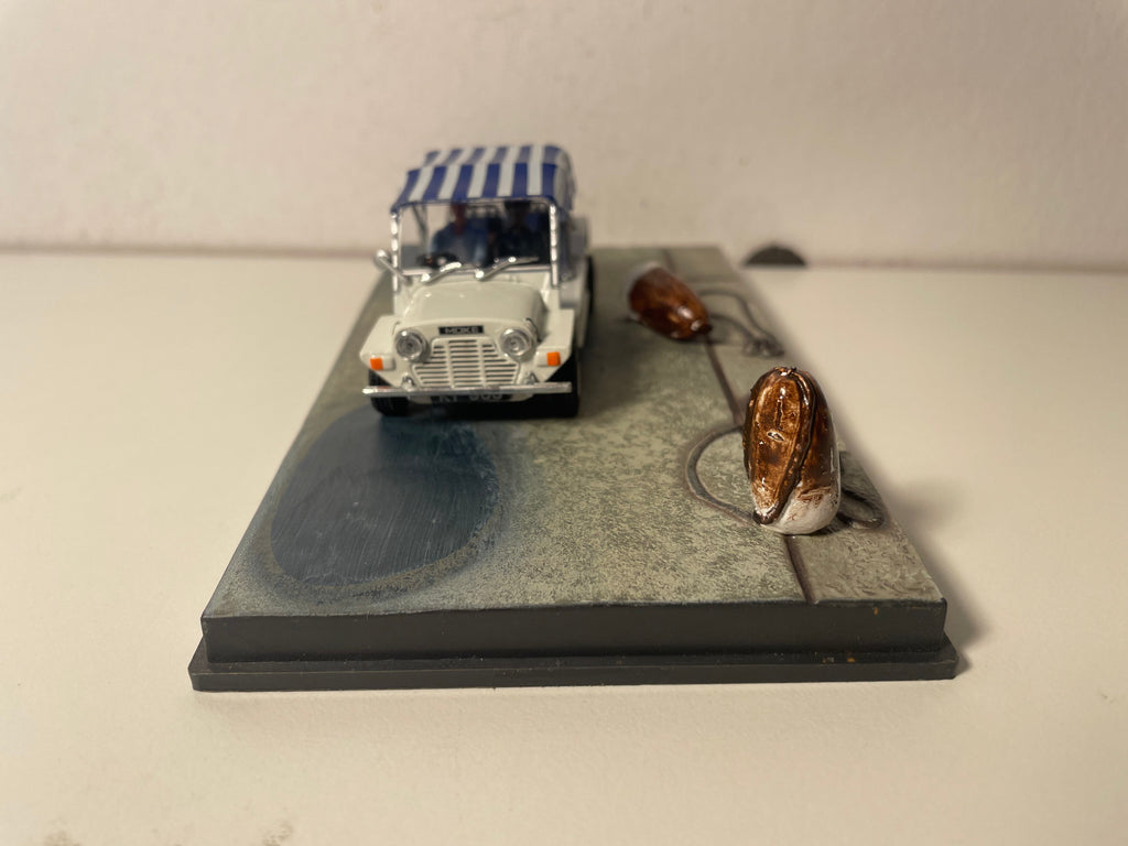 Weiße Mini Moke mit blauer und weißer gestreifter Haube - JAMES BOND - LEBEN UND LEBEN LASSEN