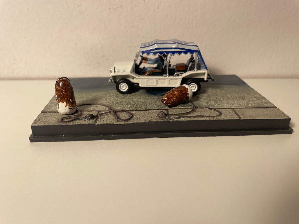 Weiße Mini Moke mit blauer und weißer gestreifter Haube - JAMES BOND - LEBEN UND LEBEN LASSEN