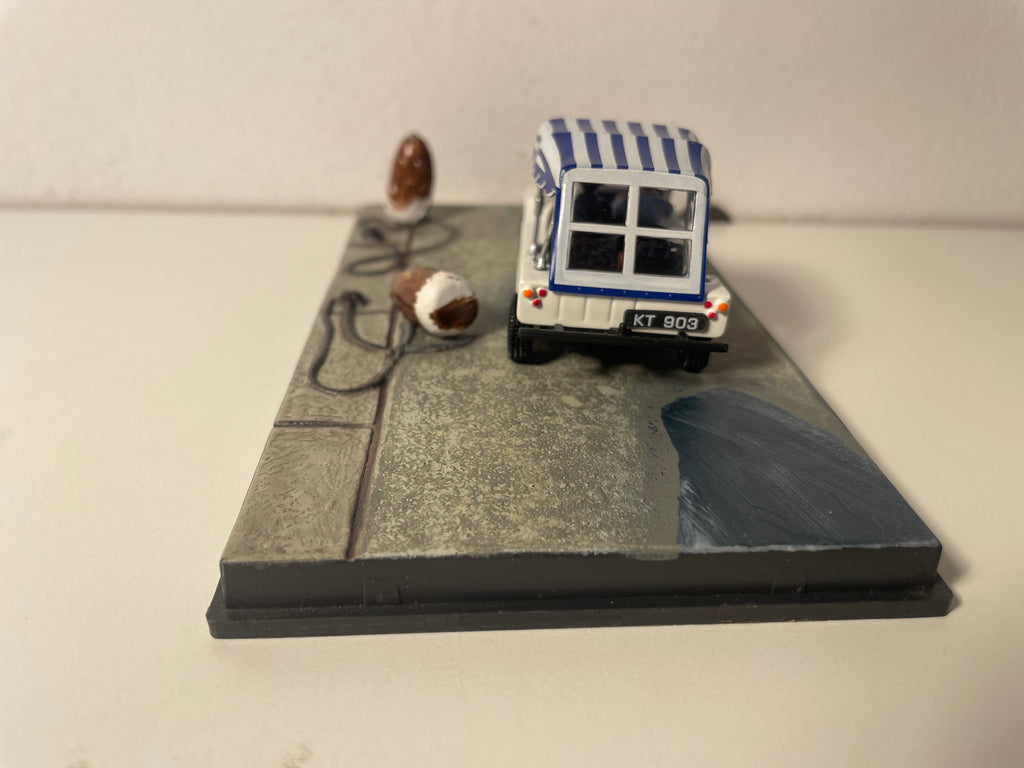 Weiße Mini Moke mit blauer und weißer gestreifter Haube - JAMES BOND - LEBEN UND LEBEN LASSEN