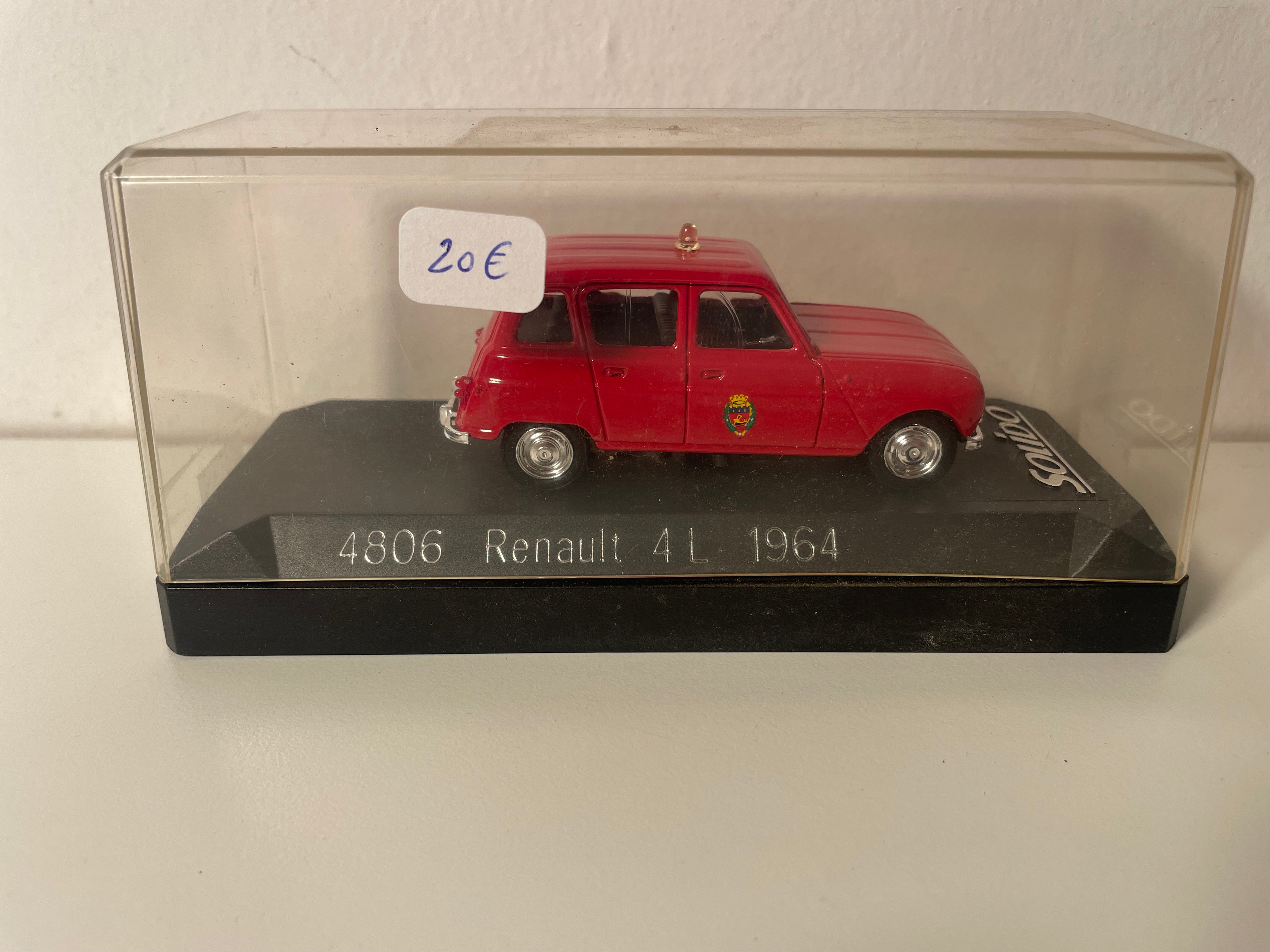 Renault 4L rouge de 1964 POMPIERS - Solido référence 4806