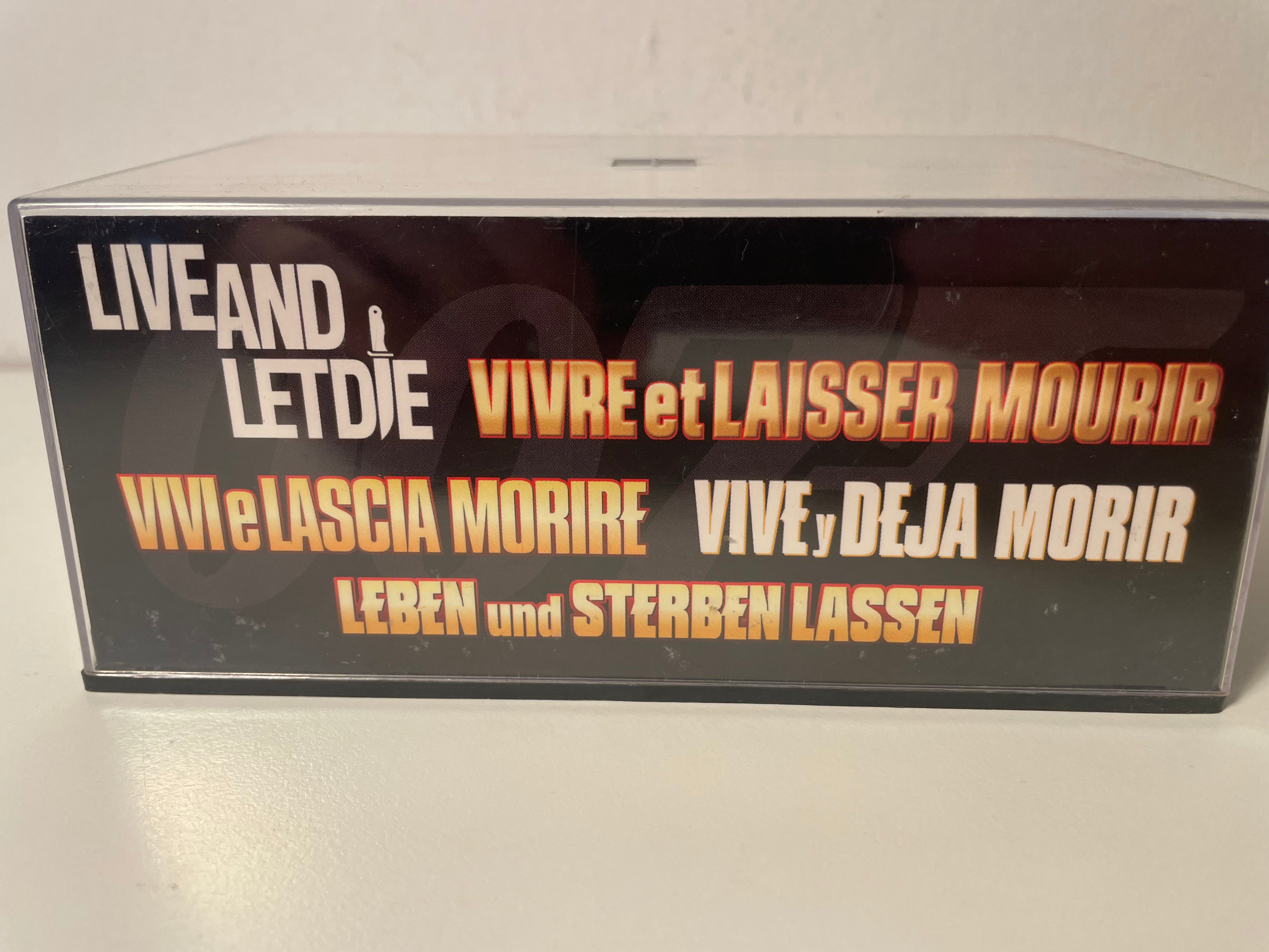 Weiße Mini Moke mit blauer und weißer gestreifter Haube - JAMES BOND - LEBEN UND LEBEN LASSEN