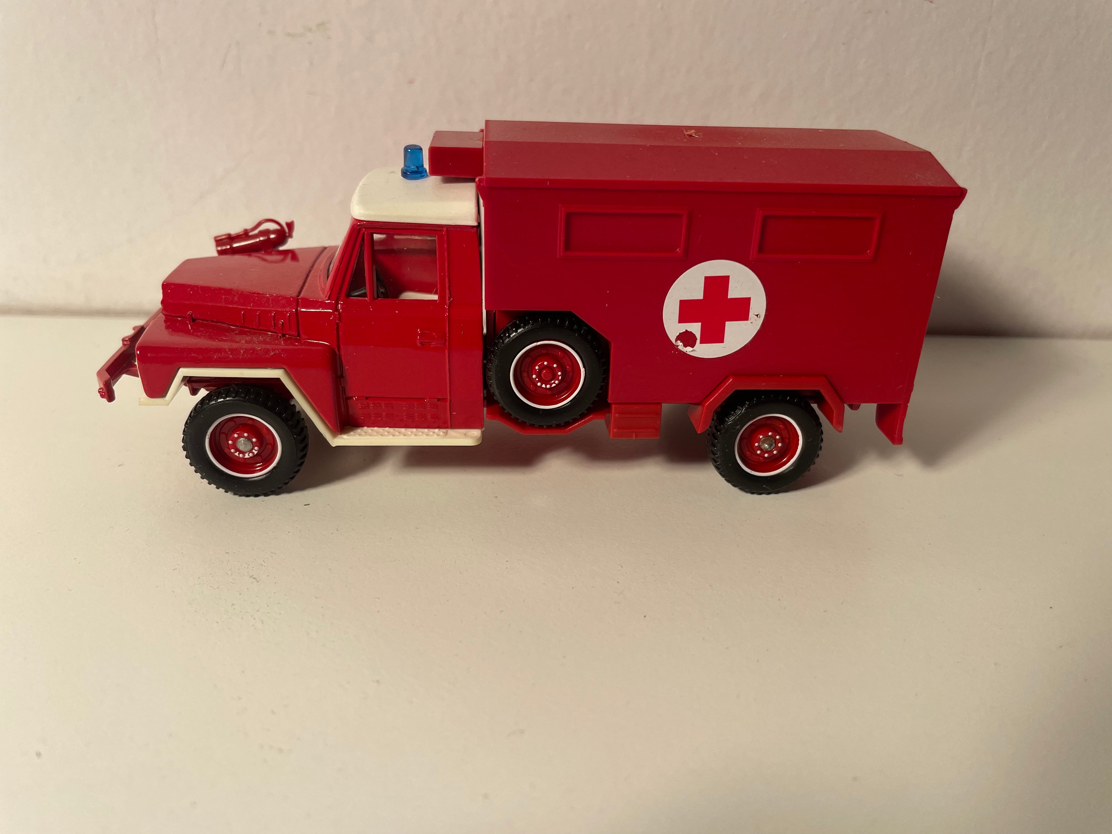 Samochód ACMAT VLRA czerwony ambulans strażacki - Solido numer 2189