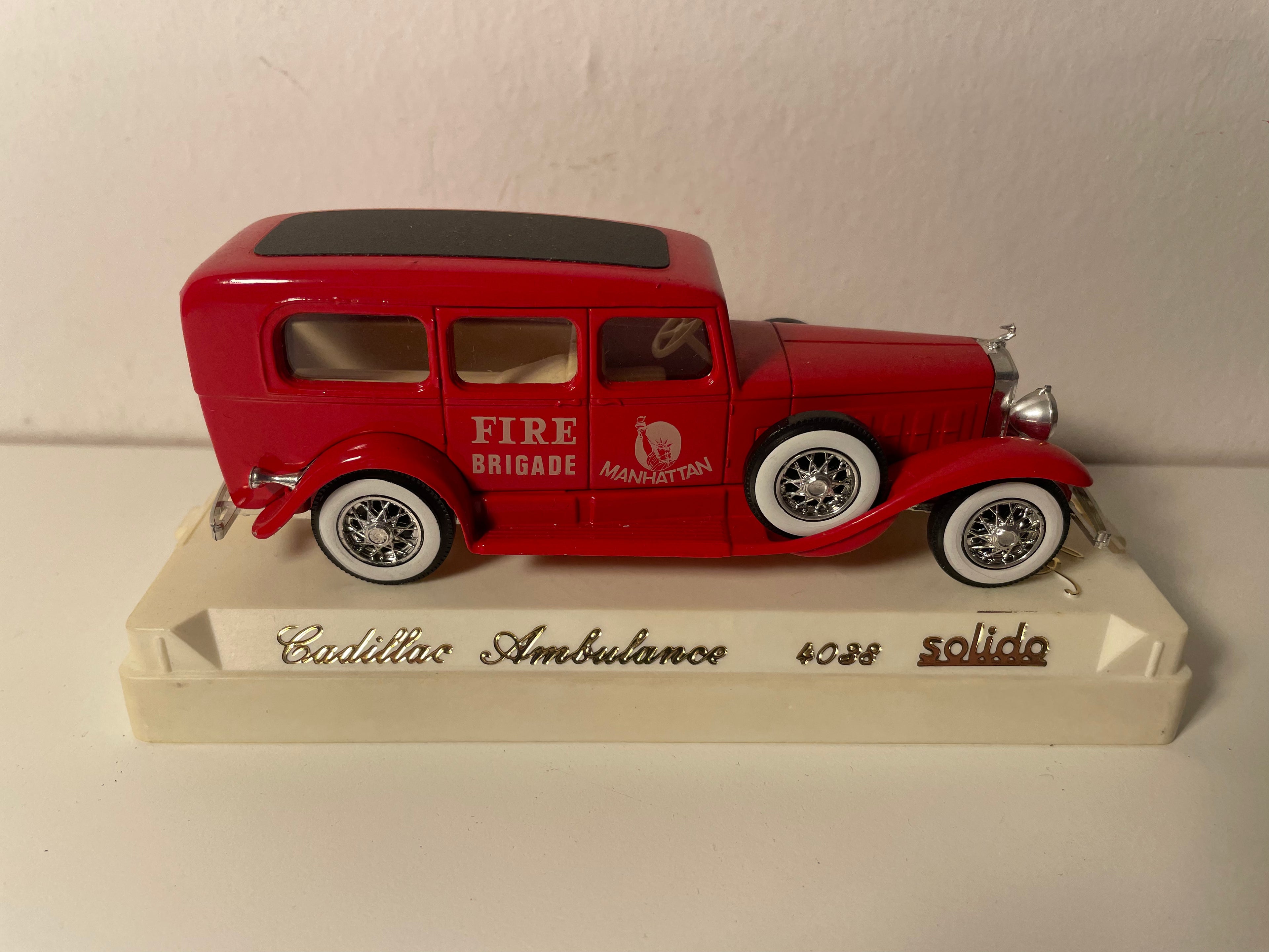 Cadillac Rote Feuerwehr-Ambulanz (Manhattan Brigade) - Solido Referenz 4038