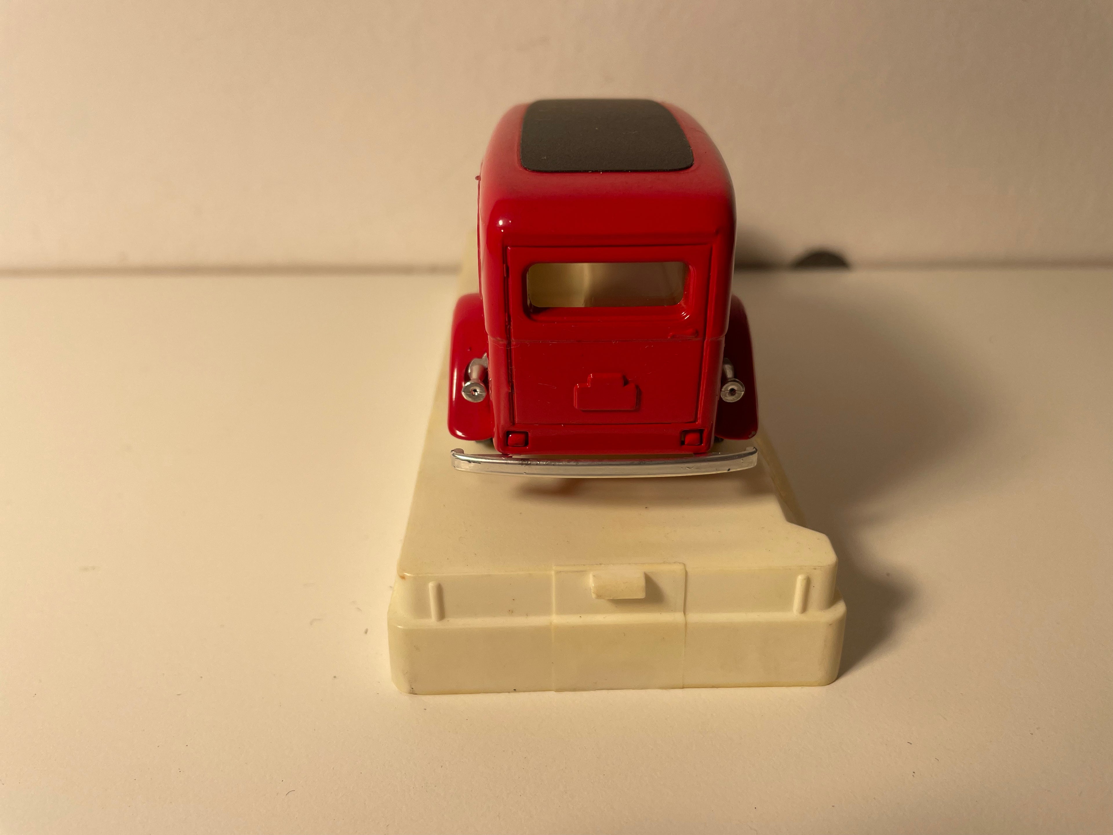 Cadillac Rote Feuerwehr-Ambulanz (Manhattan Brigade) - Solido Referenz 4038