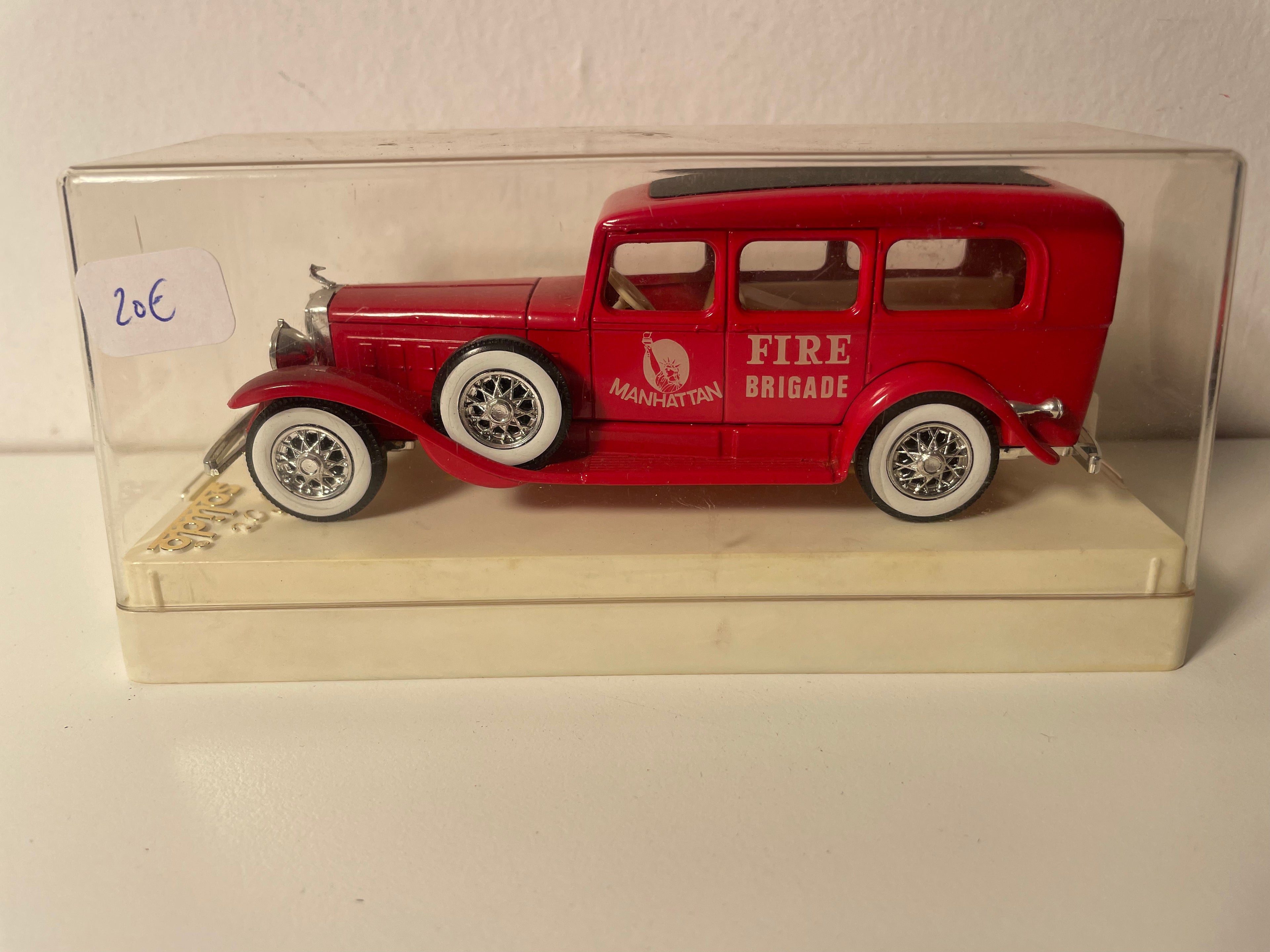 Cadillac Rote Feuerwehr-Ambulanz (Manhattan Brigade) - Solido Referenz 4038