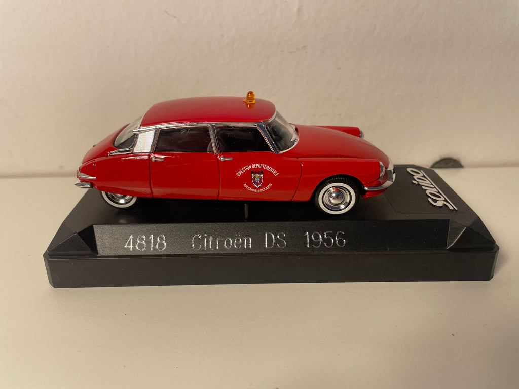 Citroën DS rouge de 1956 POMPIERS - Solido référence 4818