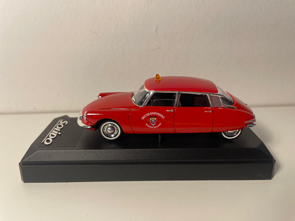 Citroën DS rouge de 1956 POMPIERS - Solido référence 4818