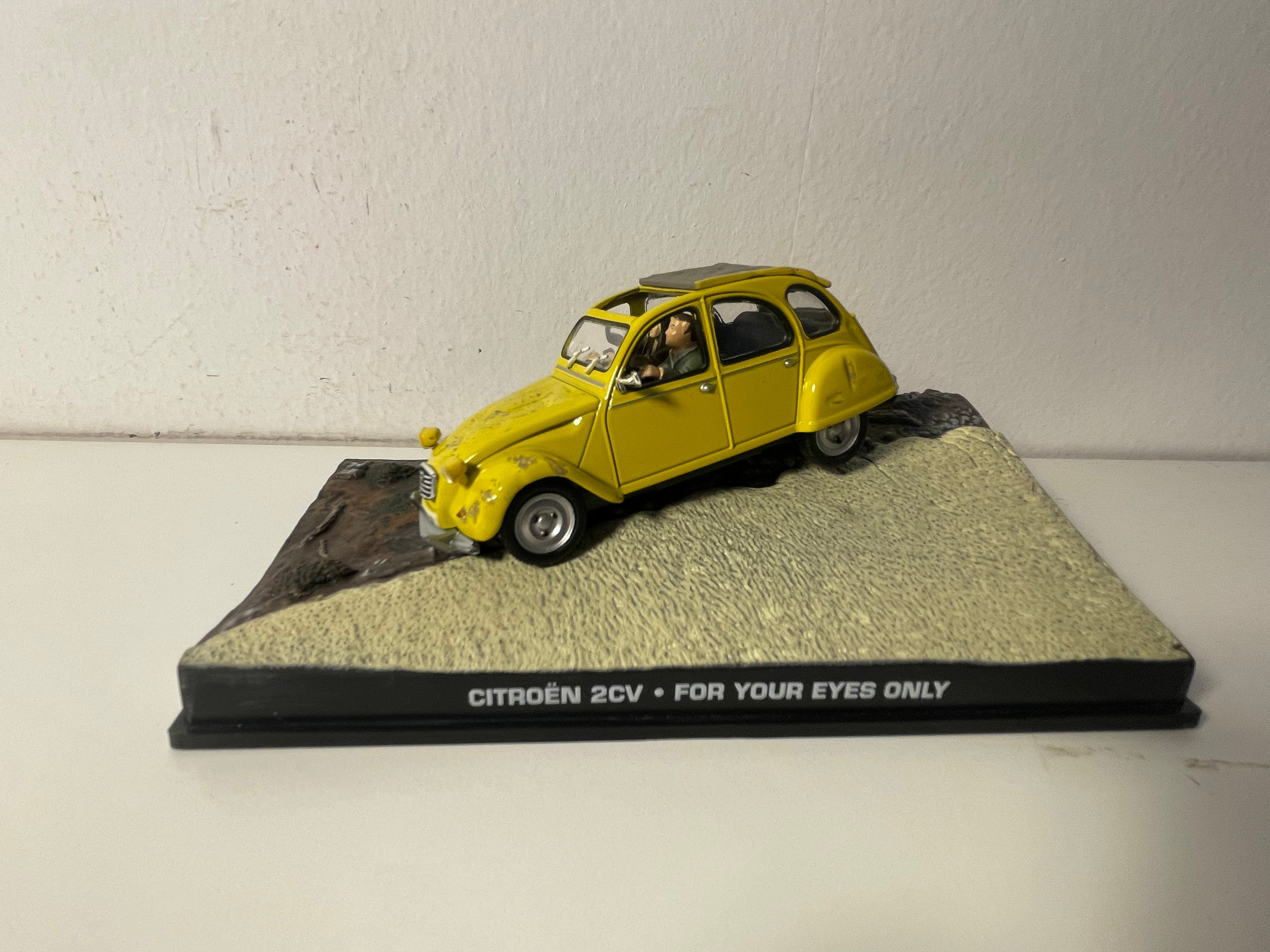 Citroën 2 CV jaune - JAMES BOND - RIEN QUE POUR VOS YEUX (For your eyes only)