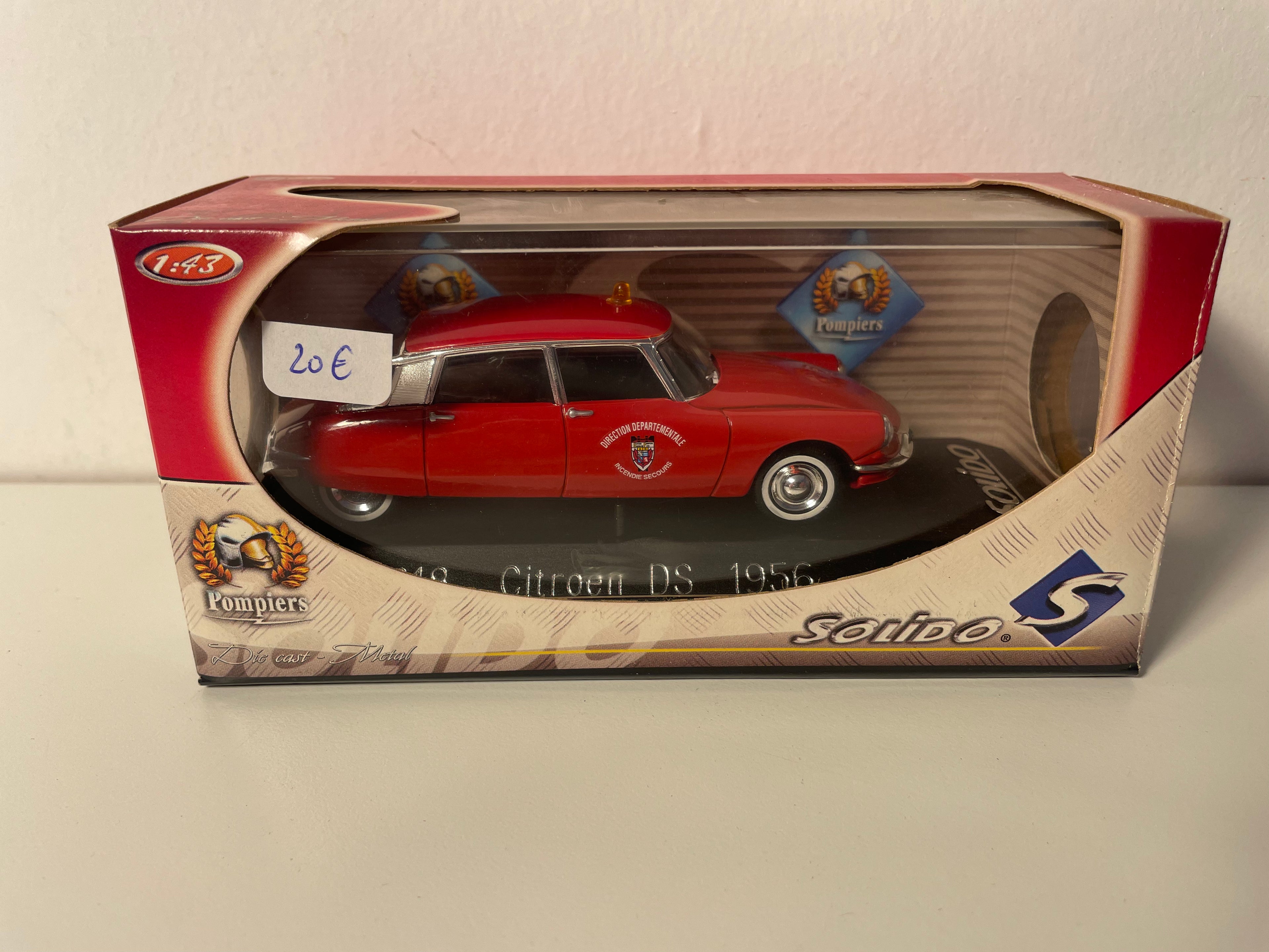 Citroën DS rouge de 1956 POMPIERS - Solido référence 4818