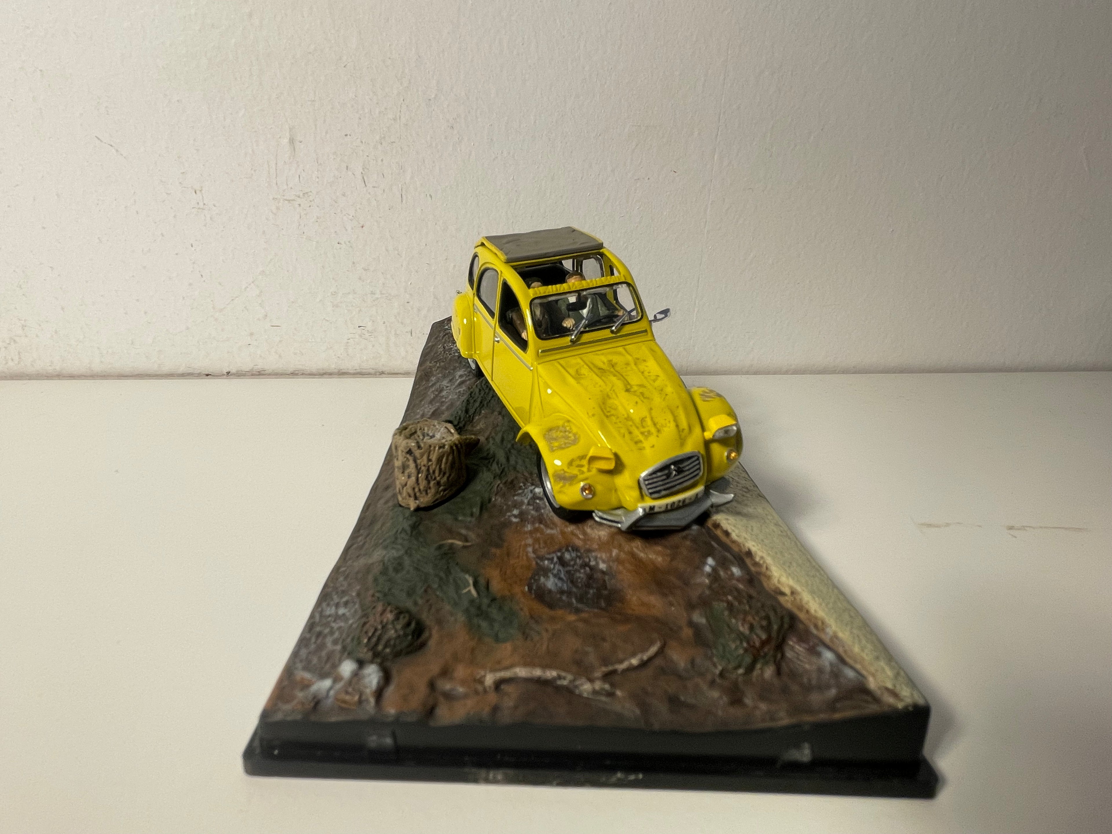 Citroën 2 CV jaune - JAMES BOND - RIEN QUE POUR VOS YEUX (For your eyes only)