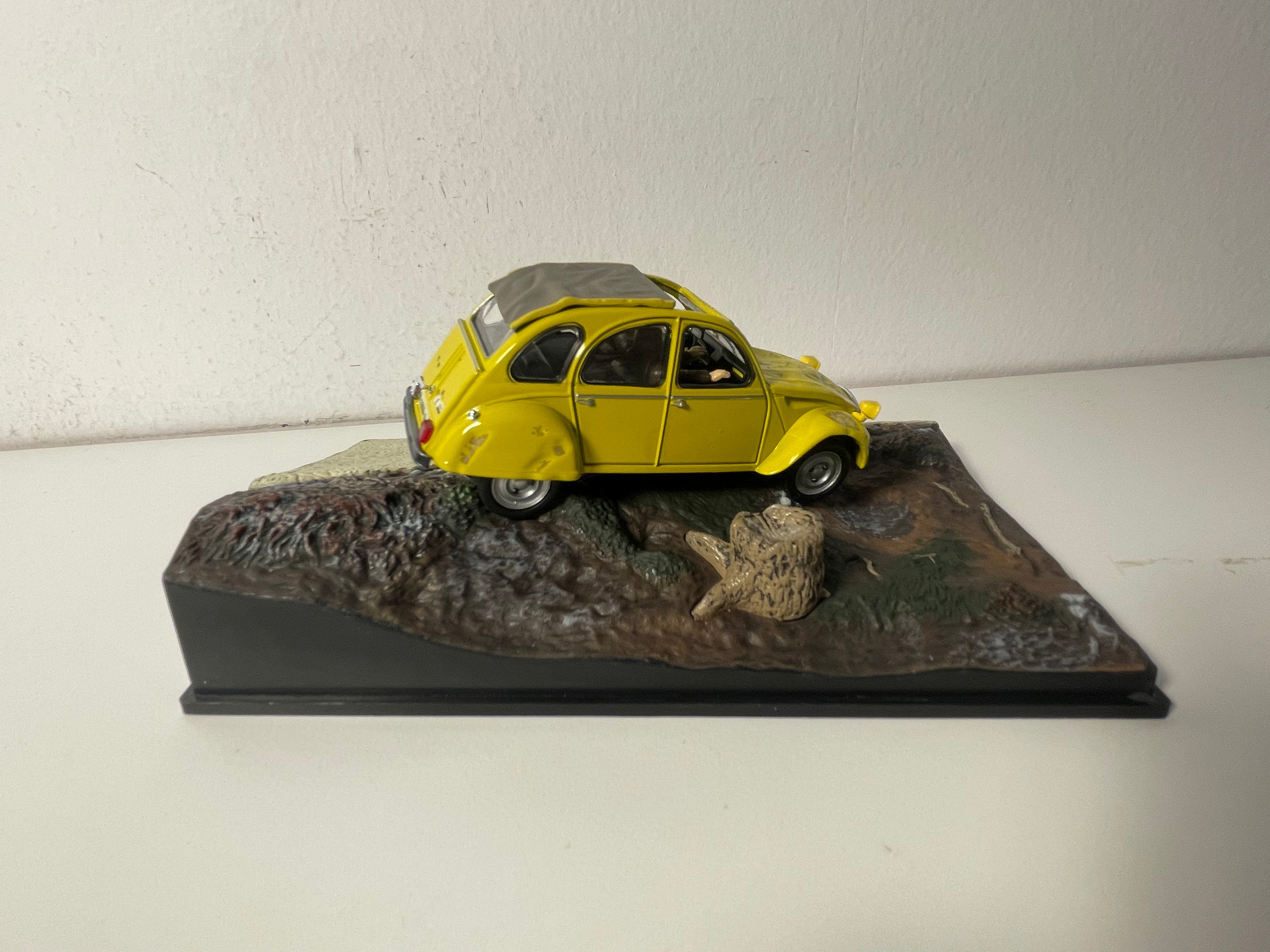 Citroën 2 CV jaune - JAMES BOND - RIEN QUE POUR VOS YEUX (For your eyes only)
