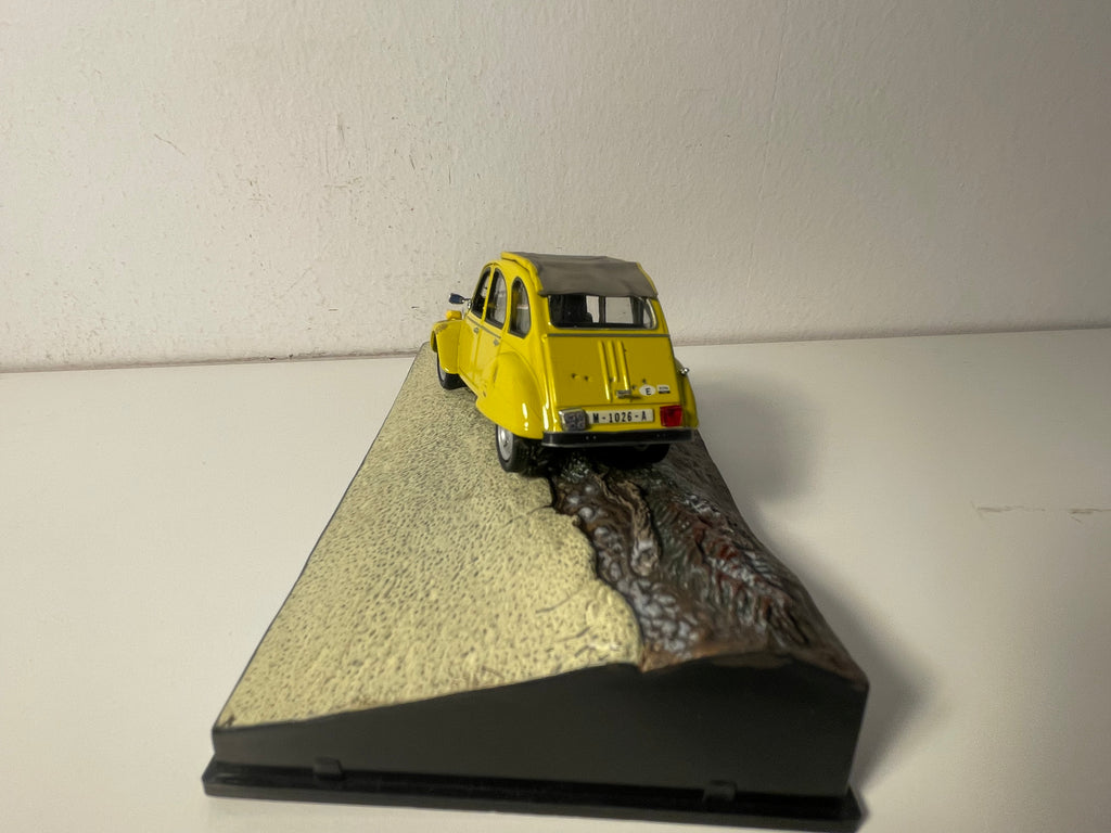 Citroën 2 CV jaune - JAMES BOND - RIEN QUE POUR VOS YEUX (For your eyes only)