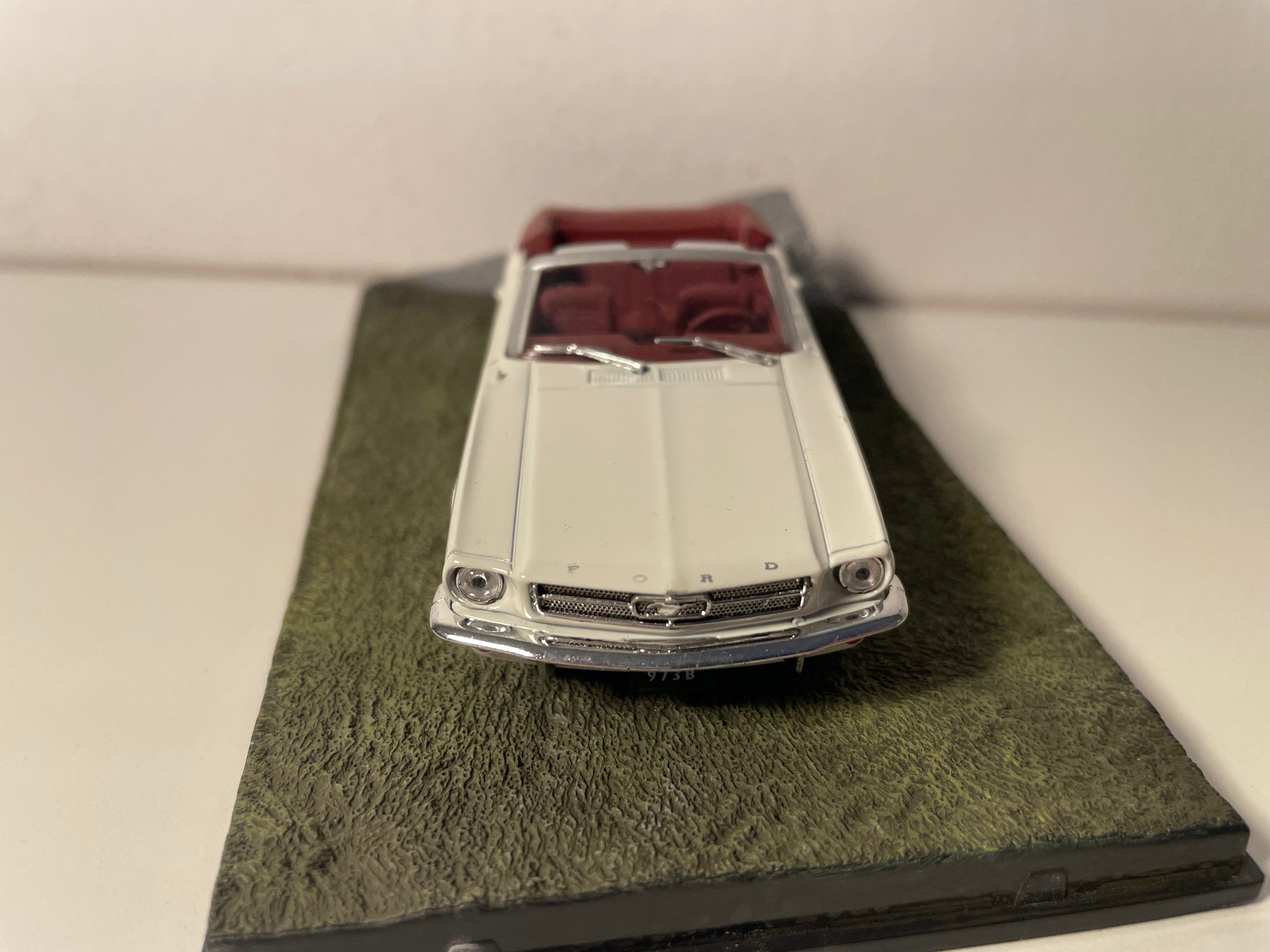 Ford Mustang Cabriolet weiß (cremefarben) - JAMES BOND - GOLDFINGER