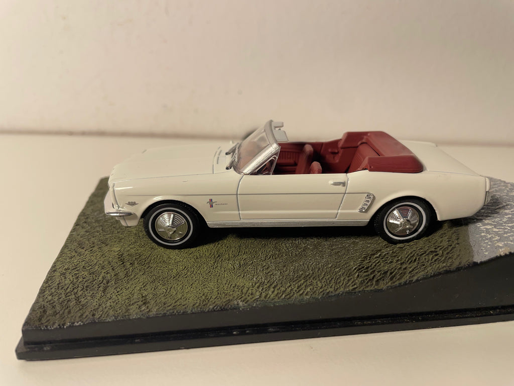 Ford Mustang convertible blanche (blanc cassé) - JAMES BOND - GOLDFINGER