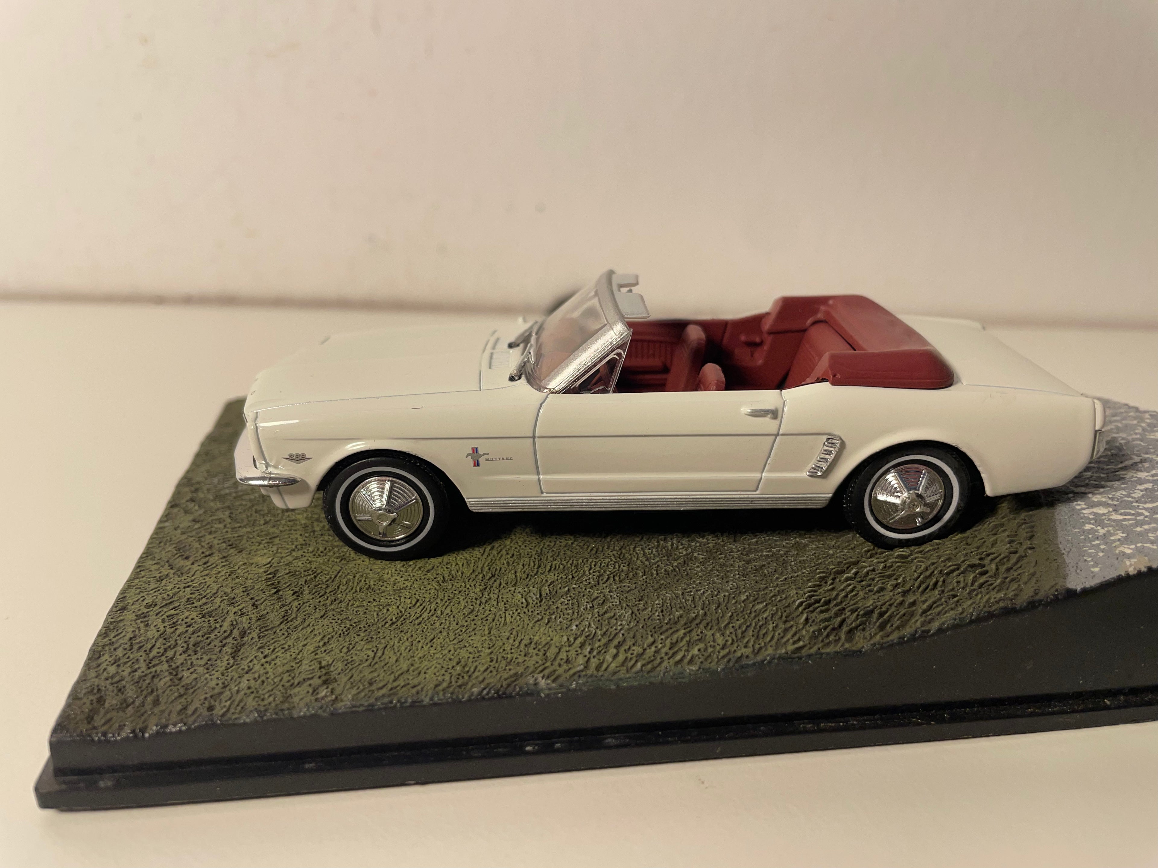 Ford Mustang Cabriolet weiß (cremefarben) - JAMES BOND - GOLDFINGER
