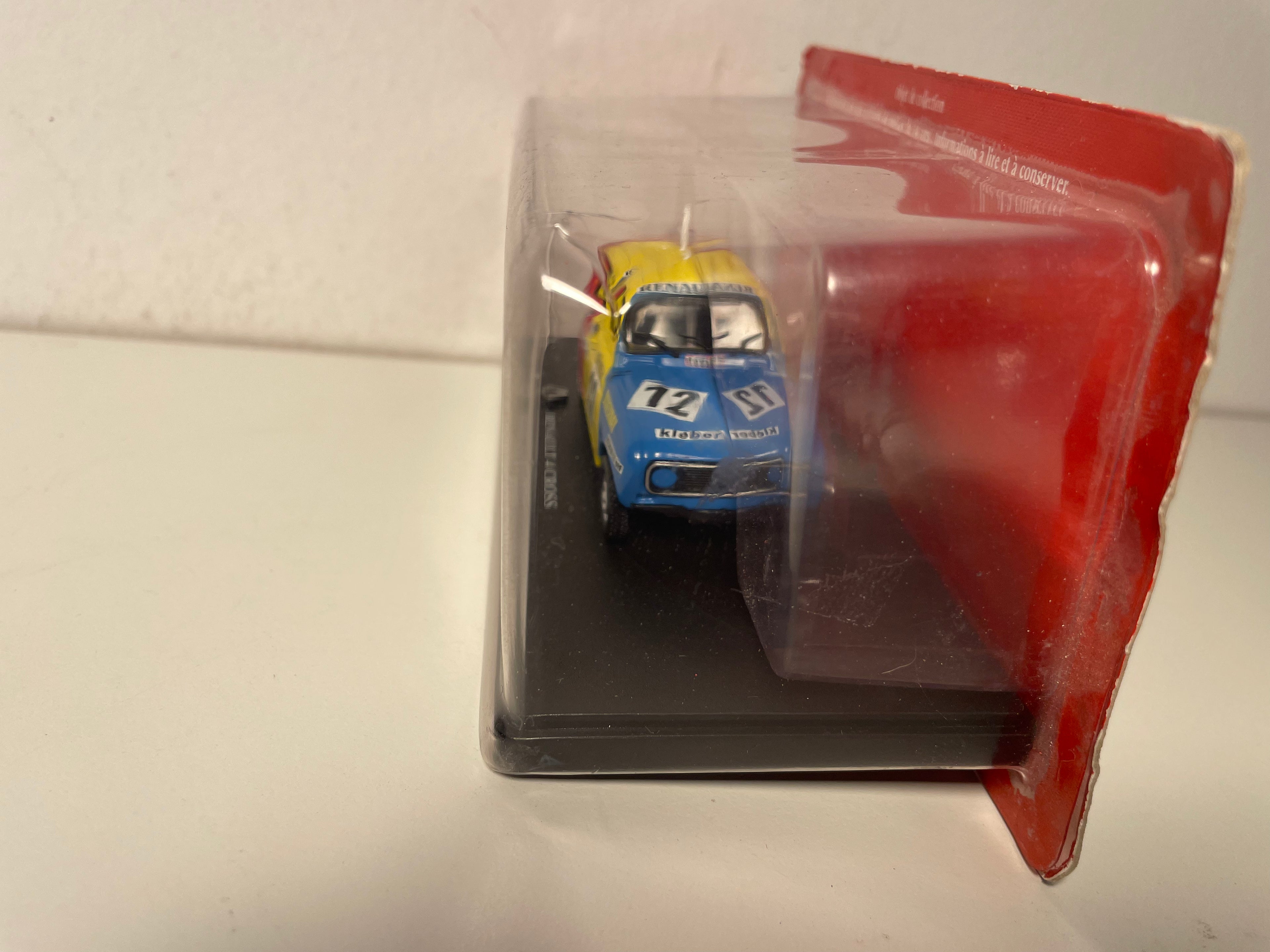Renault 4 cruz rojo amarillo azul