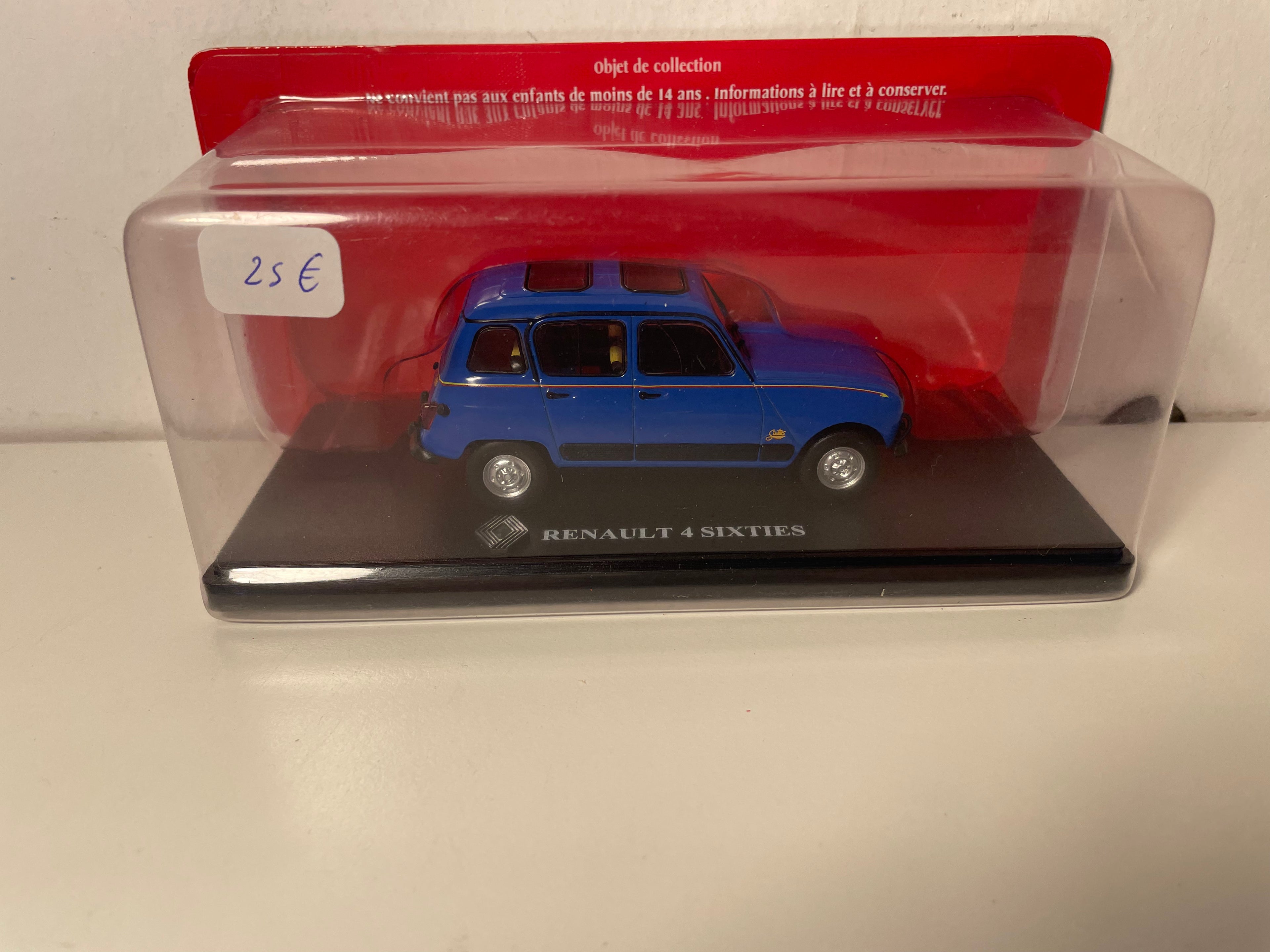 Renault 4 blu degli anni Sessanta