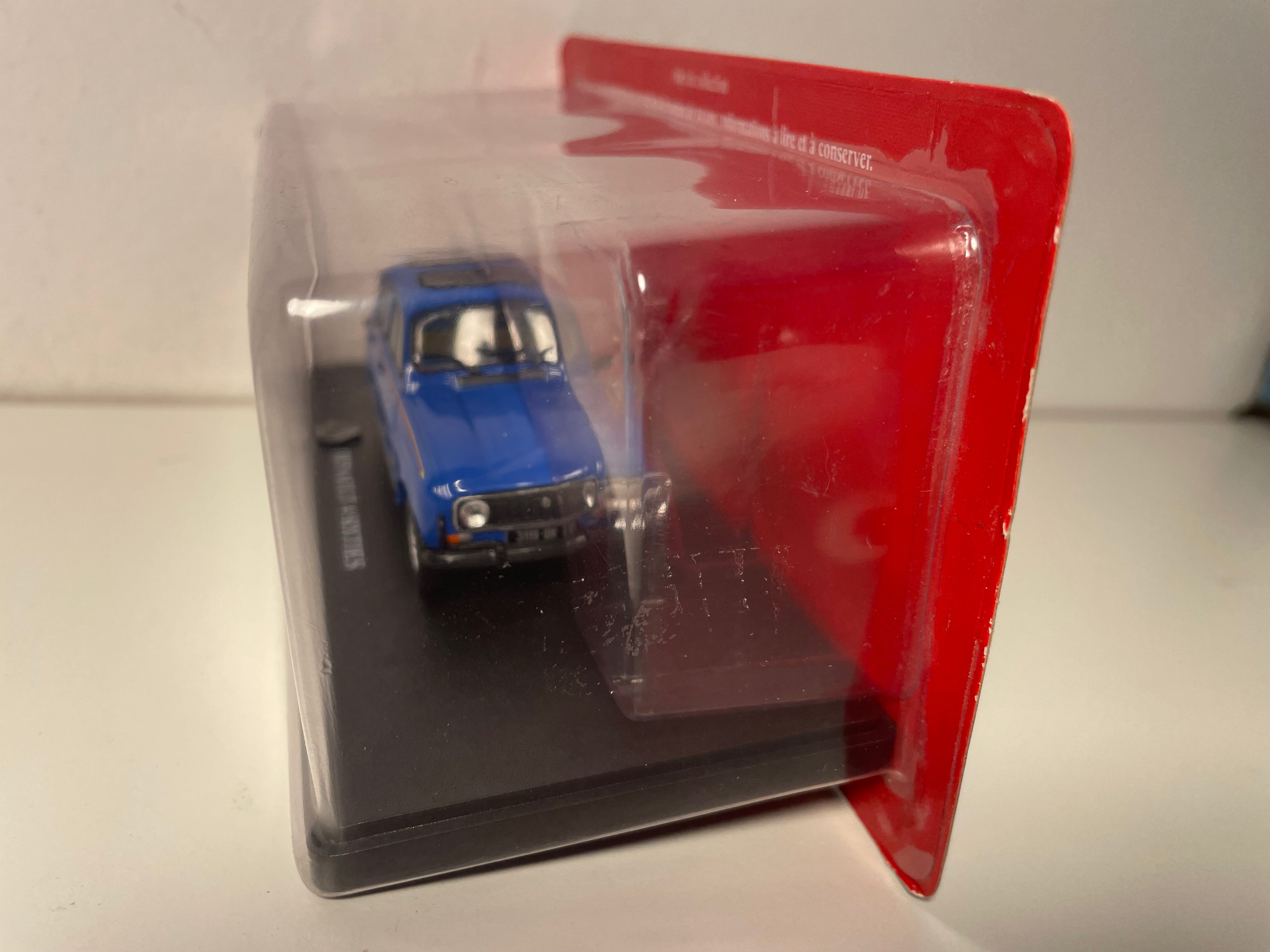 Renault 4 blu degli anni Sessanta