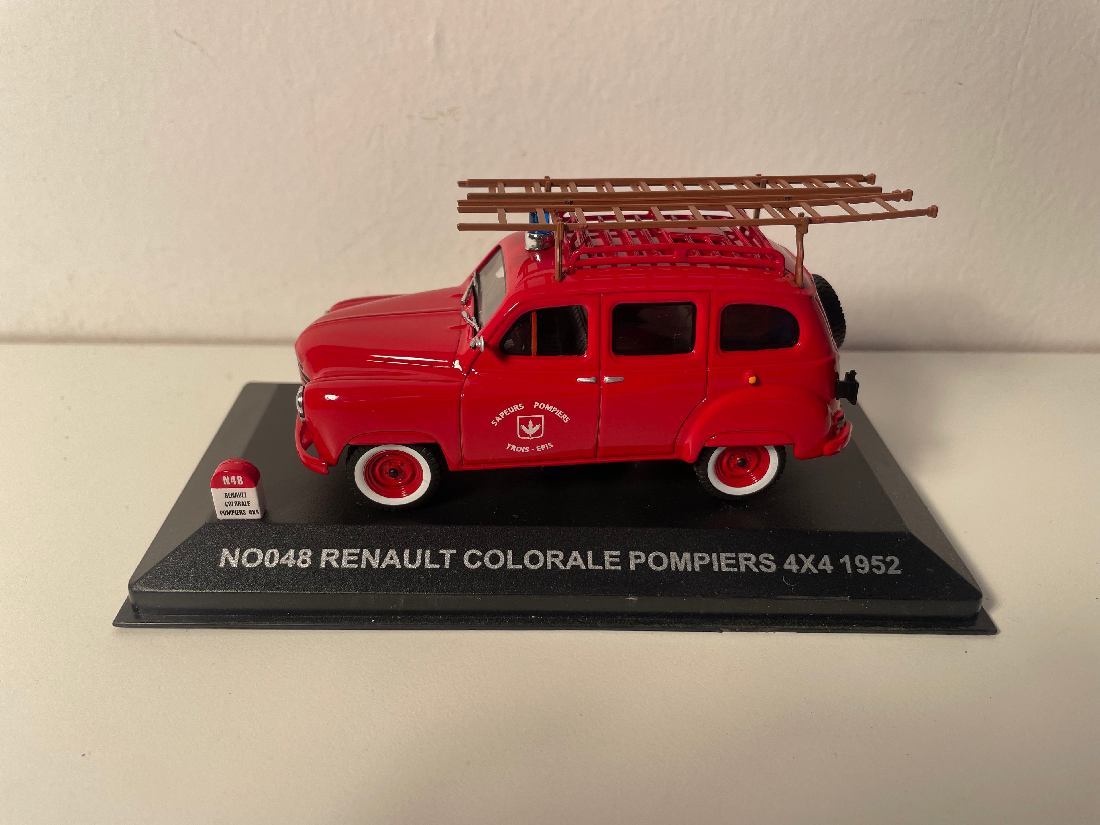 Renault Colorale 4x4 rouge de 1952 POMPIERS - collection NOSTALGIE référence NO048