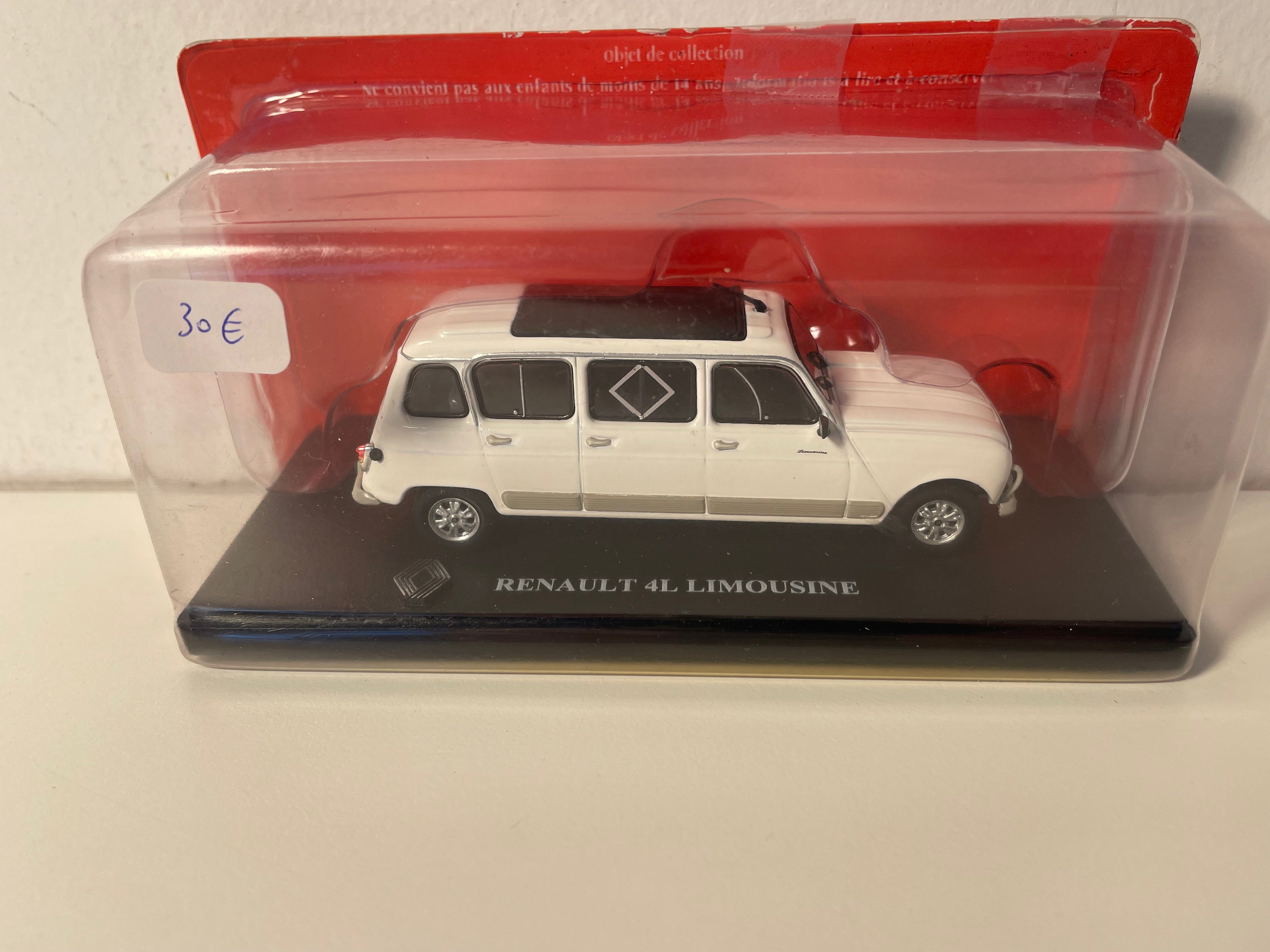 Limusina Renault 4L blanca