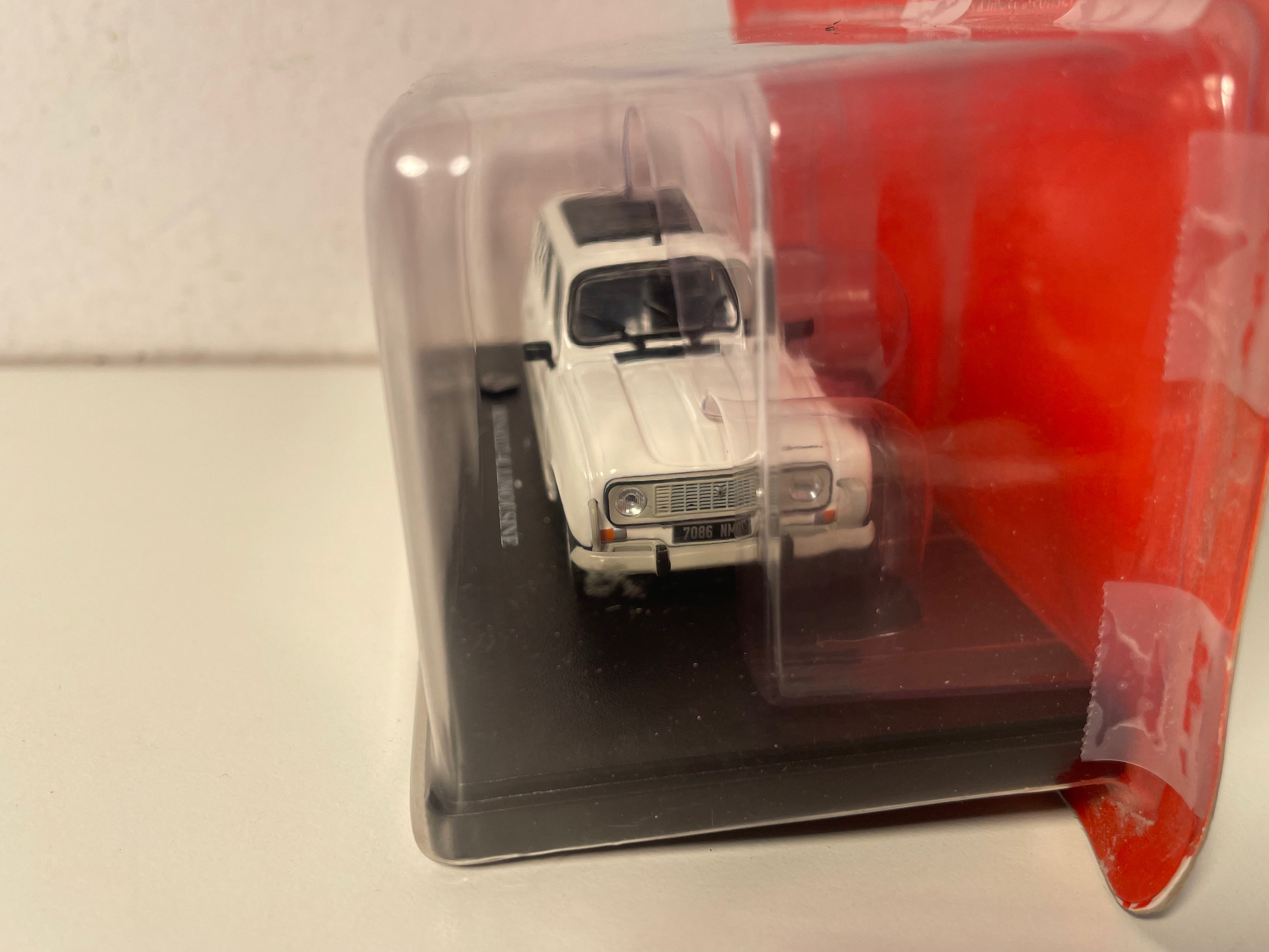 Limusina Renault 4L blanca
