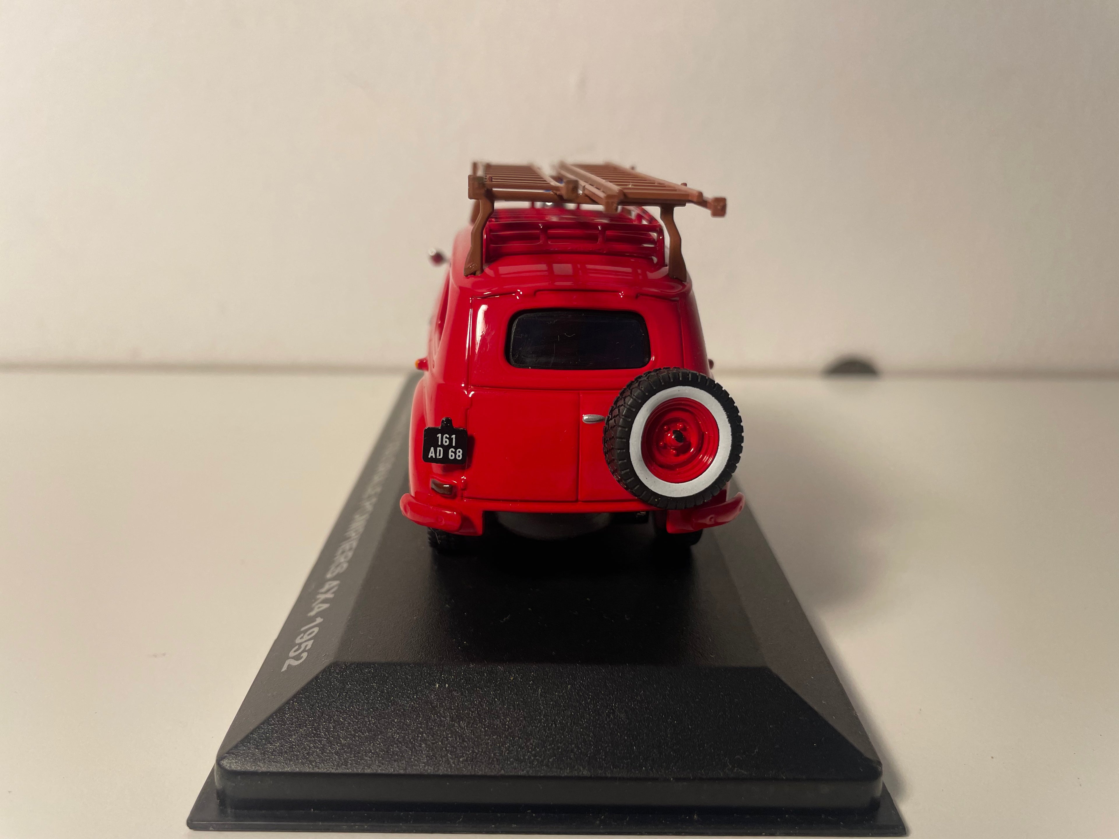 Renault Colorale 4x4 rouge de 1952 POMPIERS - collection NOSTALGIE référence NO048