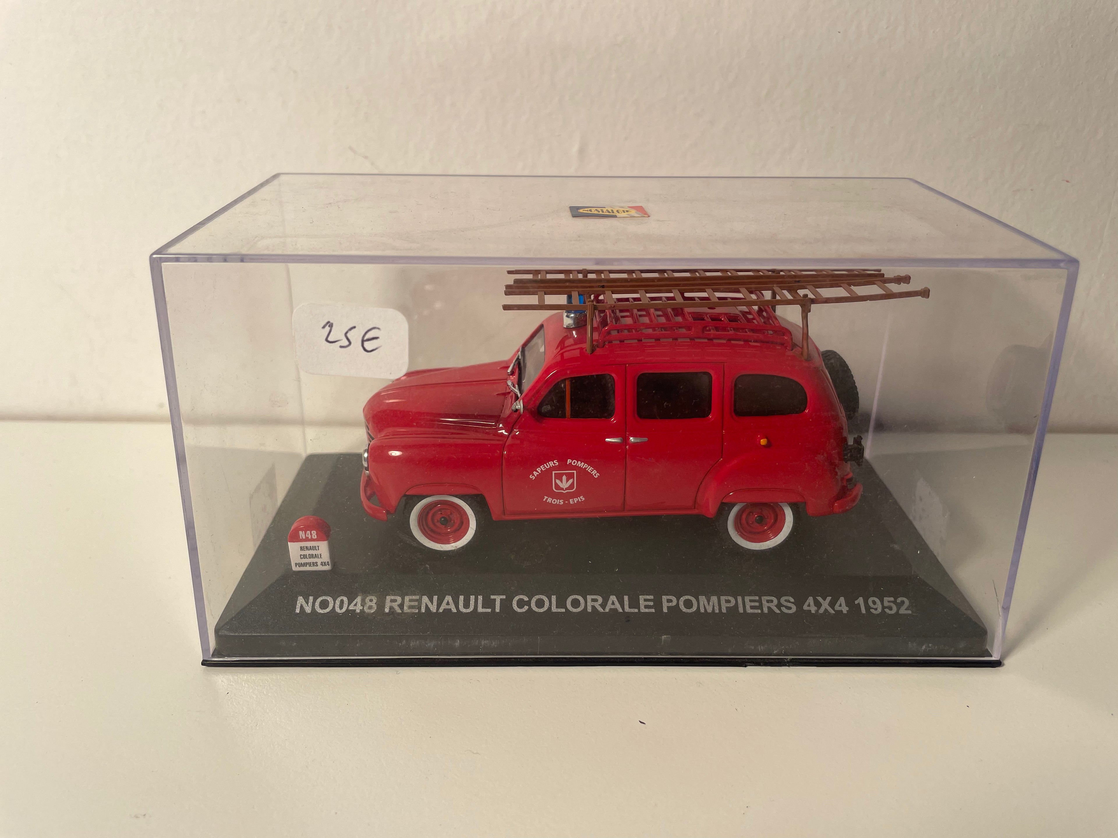 Renault Colorale 4x4 rouge de 1952 POMPIERS - collection NOSTALGIE référence NO048