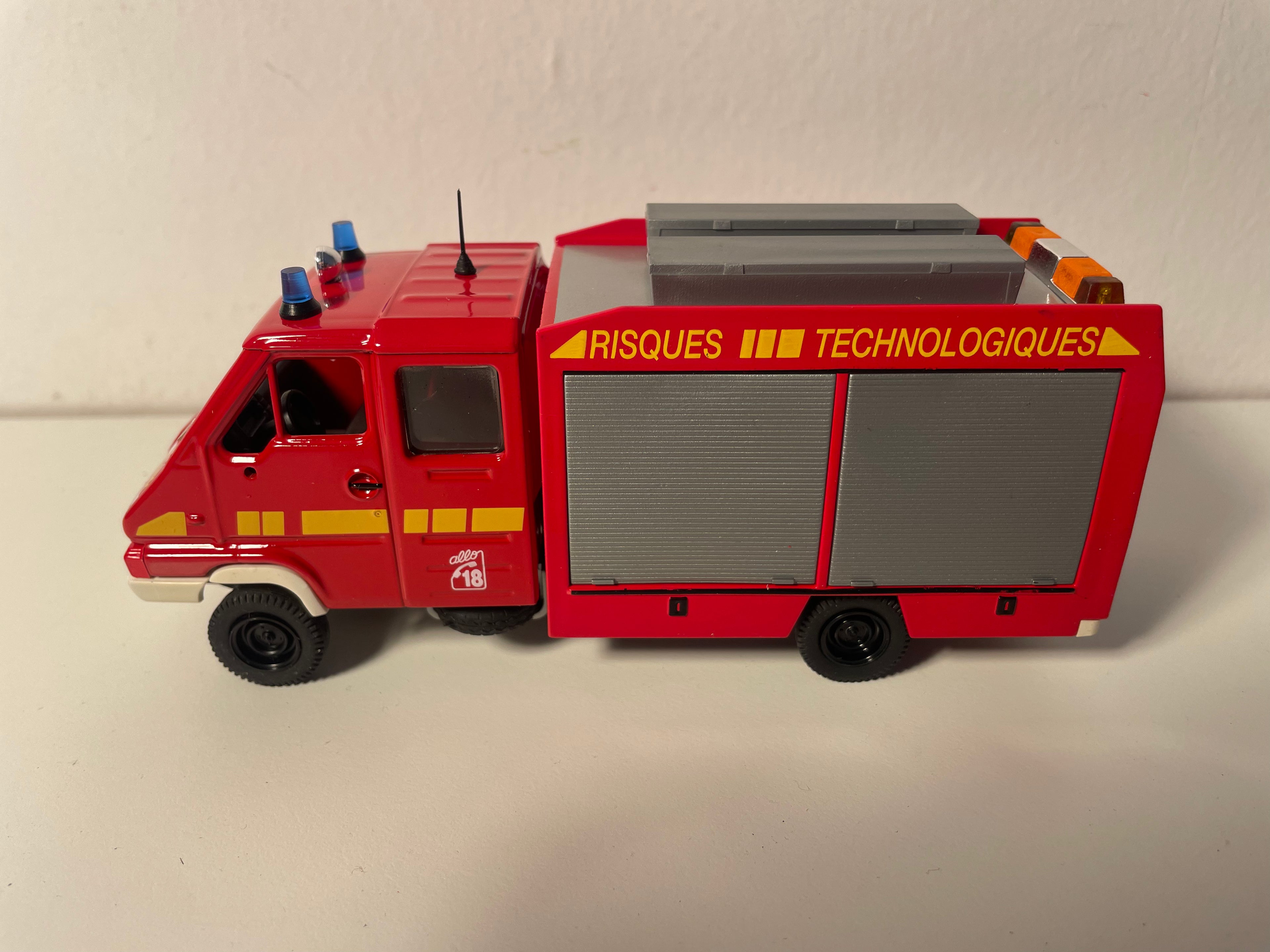 Camion Renault B 120 rouge POMPIERS risques technologiques - ELIGOR référence V4272