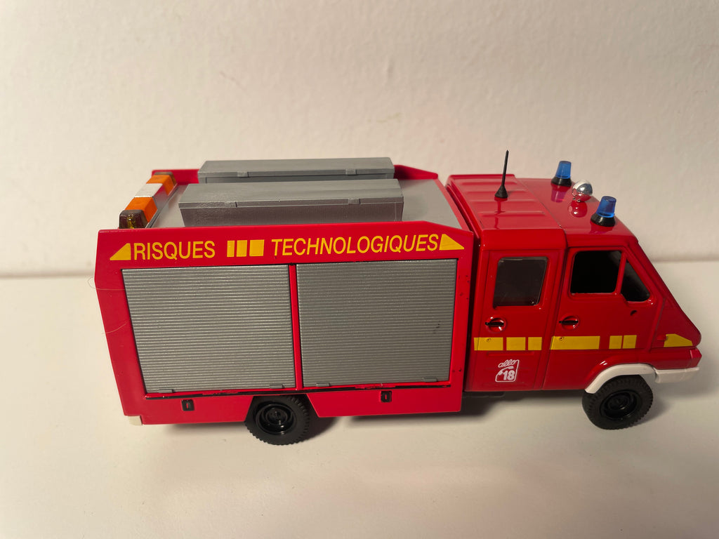Camion Renault B 120 rouge POMPIERS risques technologiques - ELIGOR référence V4272