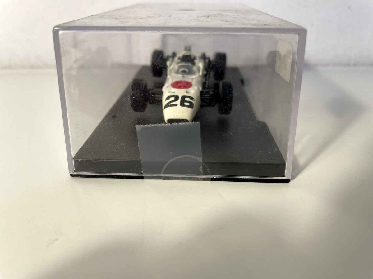 Witte Honda RA272 nummer 26 uit 1965 (Formule 1)