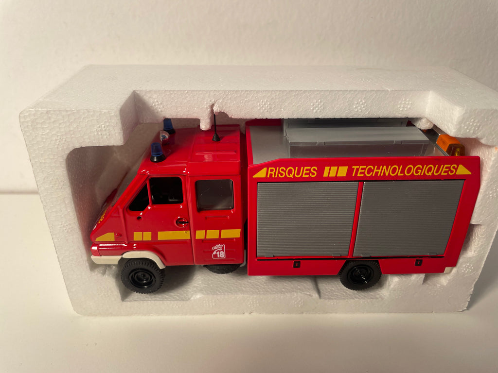 Camion Renault B 120 rouge POMPIERS risques technologiques - ELIGOR référence V4272