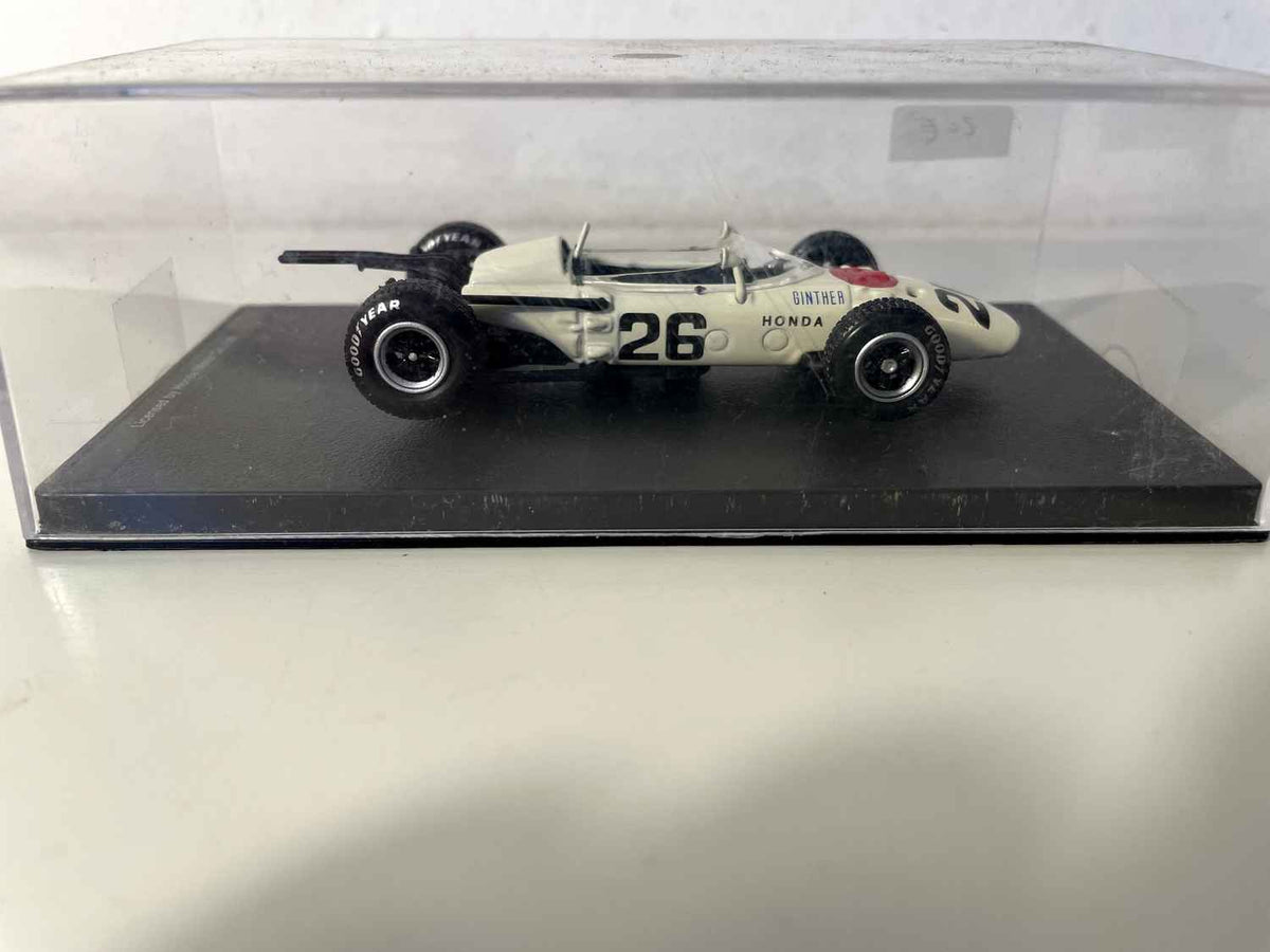 Witte Honda RA272 nummer 26 uit 1965 (Formule 1)