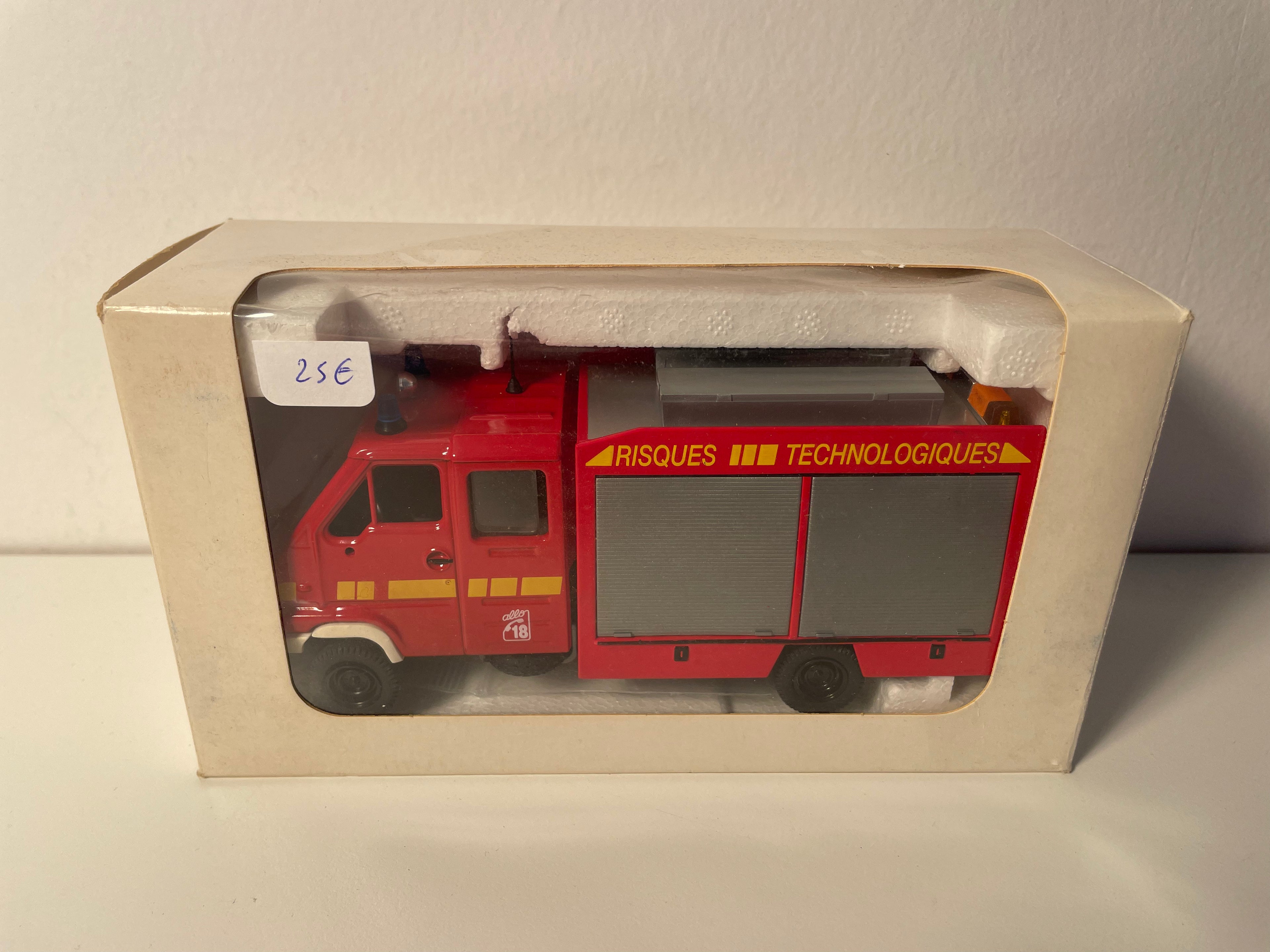 Camion Renault B 120 rouge POMPIERS risques technologiques - ELIGOR référence V4272