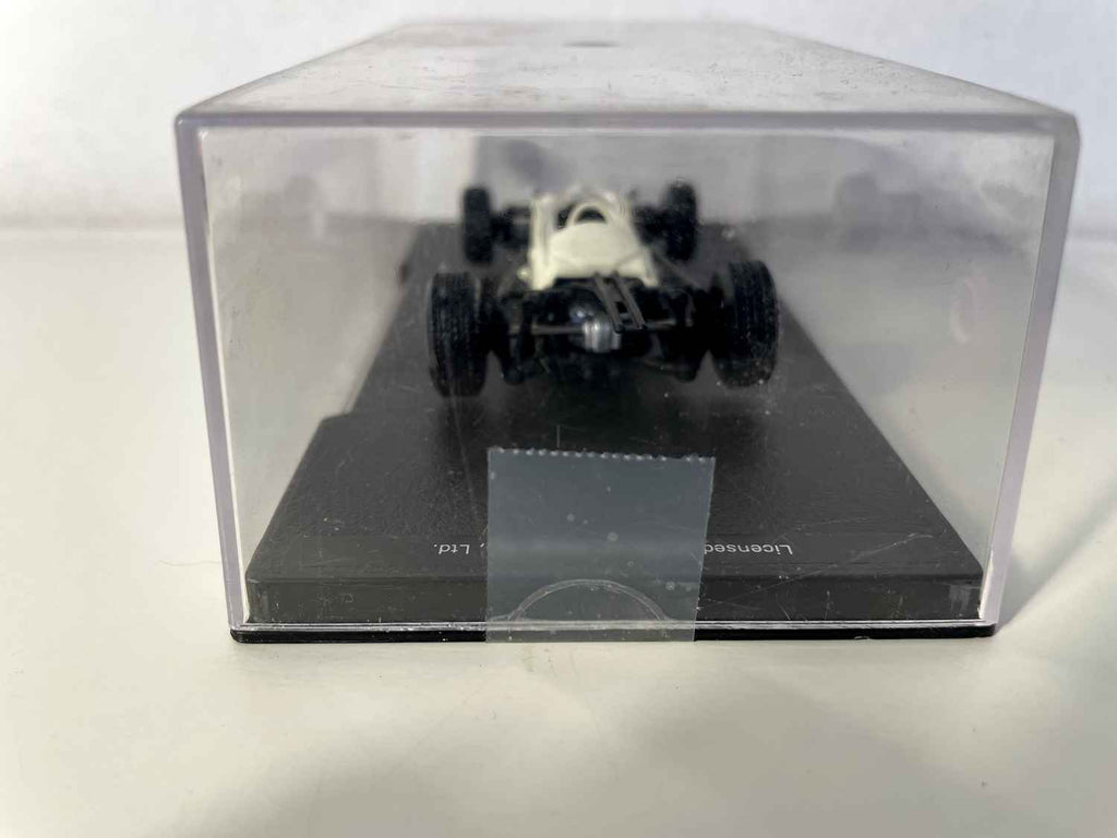 Witte Honda RA272 nummer 26 uit 1965 (Formule 1)