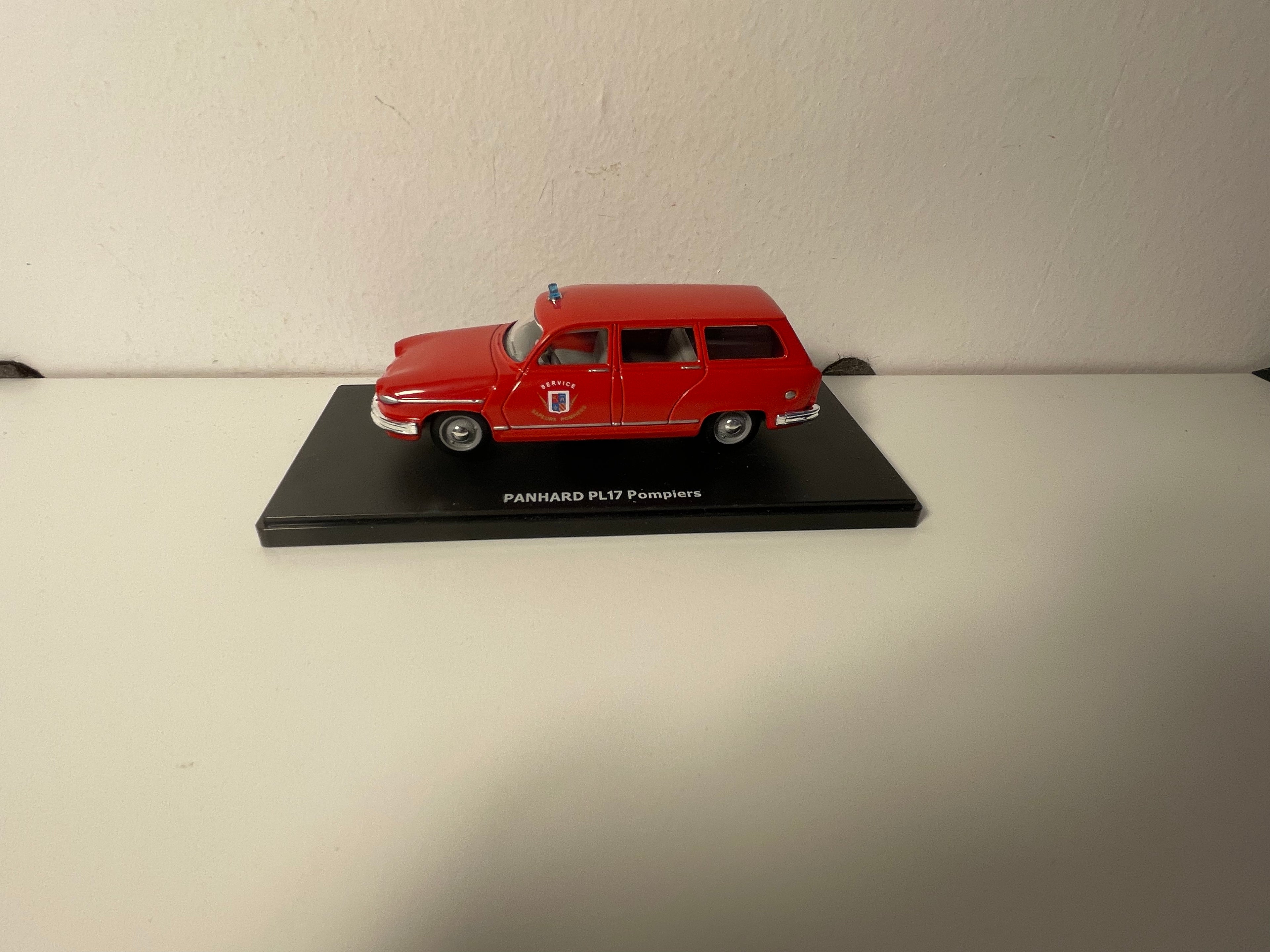 Panhard PL 17 break rouge POMPIERS - collection les petits utilitaires français
