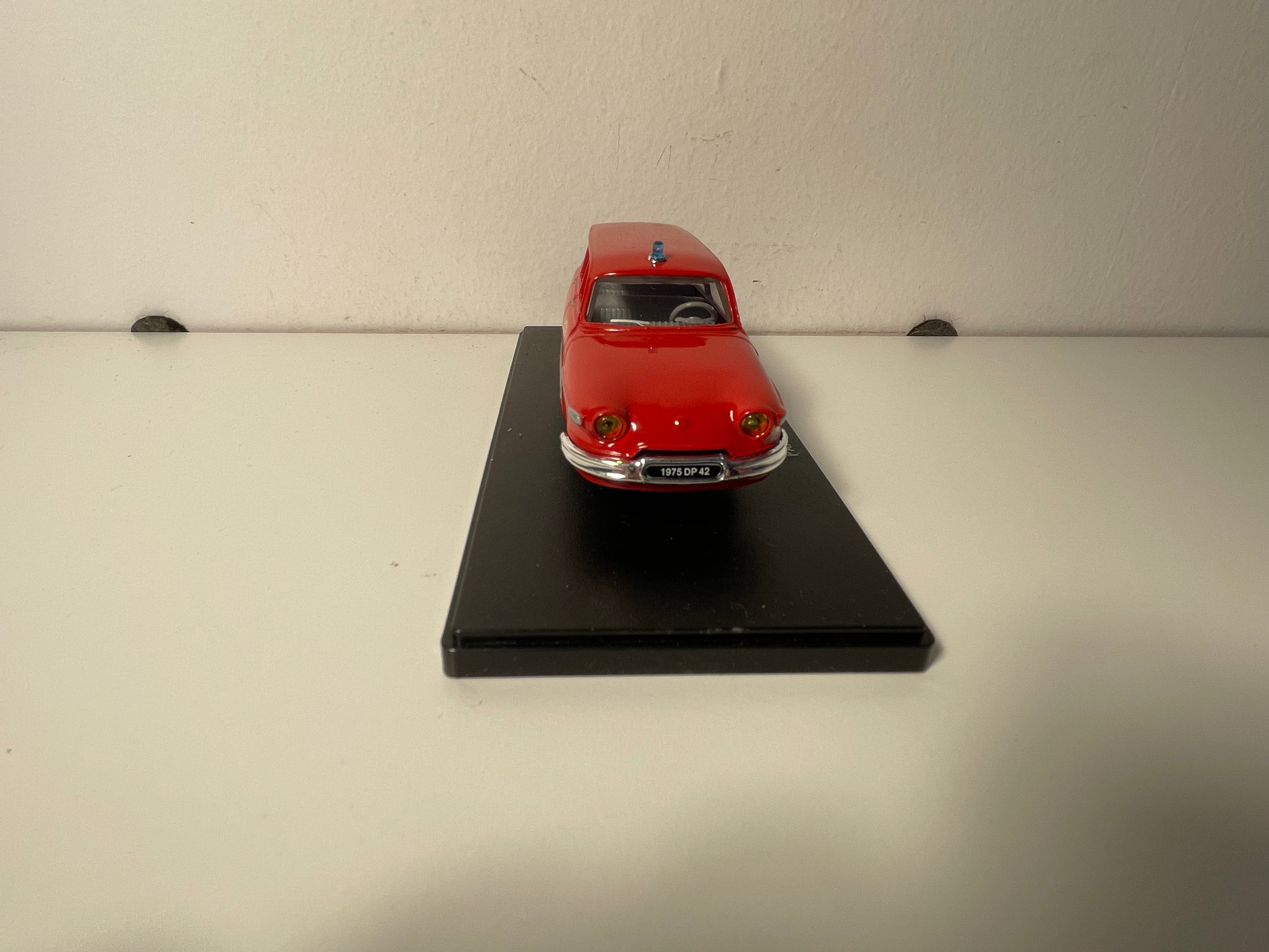 Panhard PL 17 break rouge POMPIERS - collection les petits utilitaires français