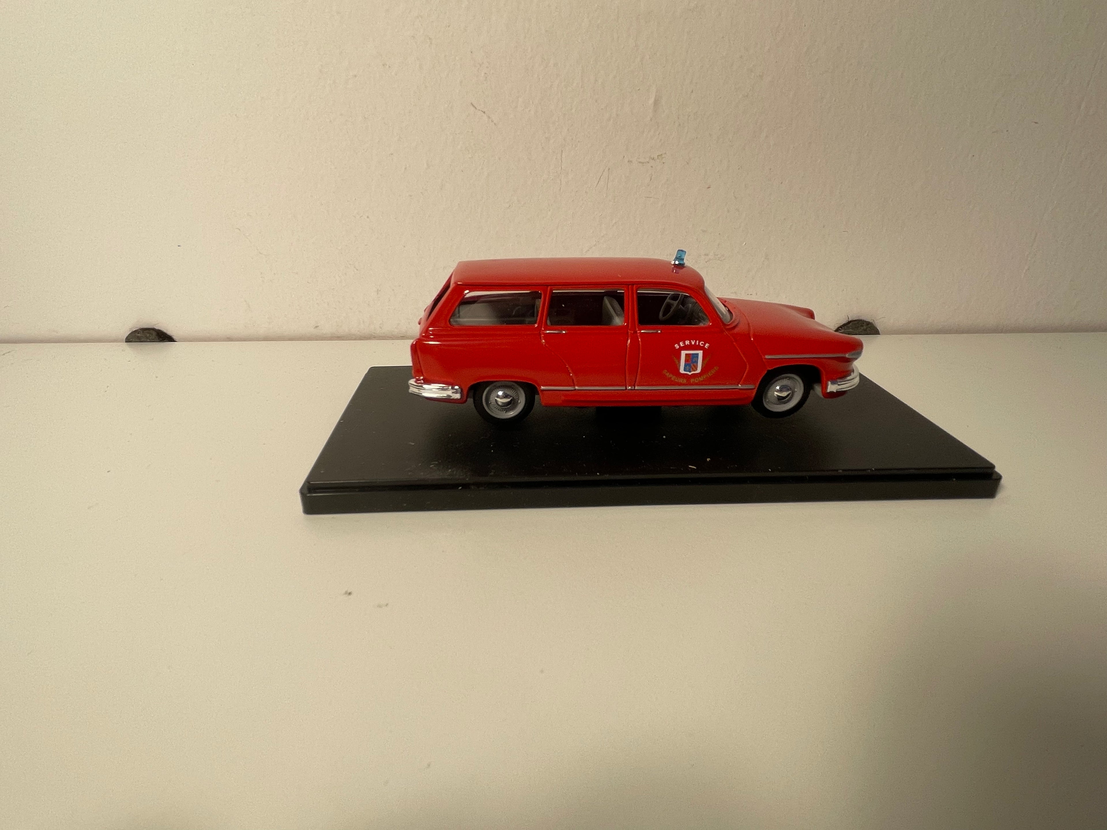 Panhard PL 17 break rouge POMPIERS - collection les petits utilitaires français