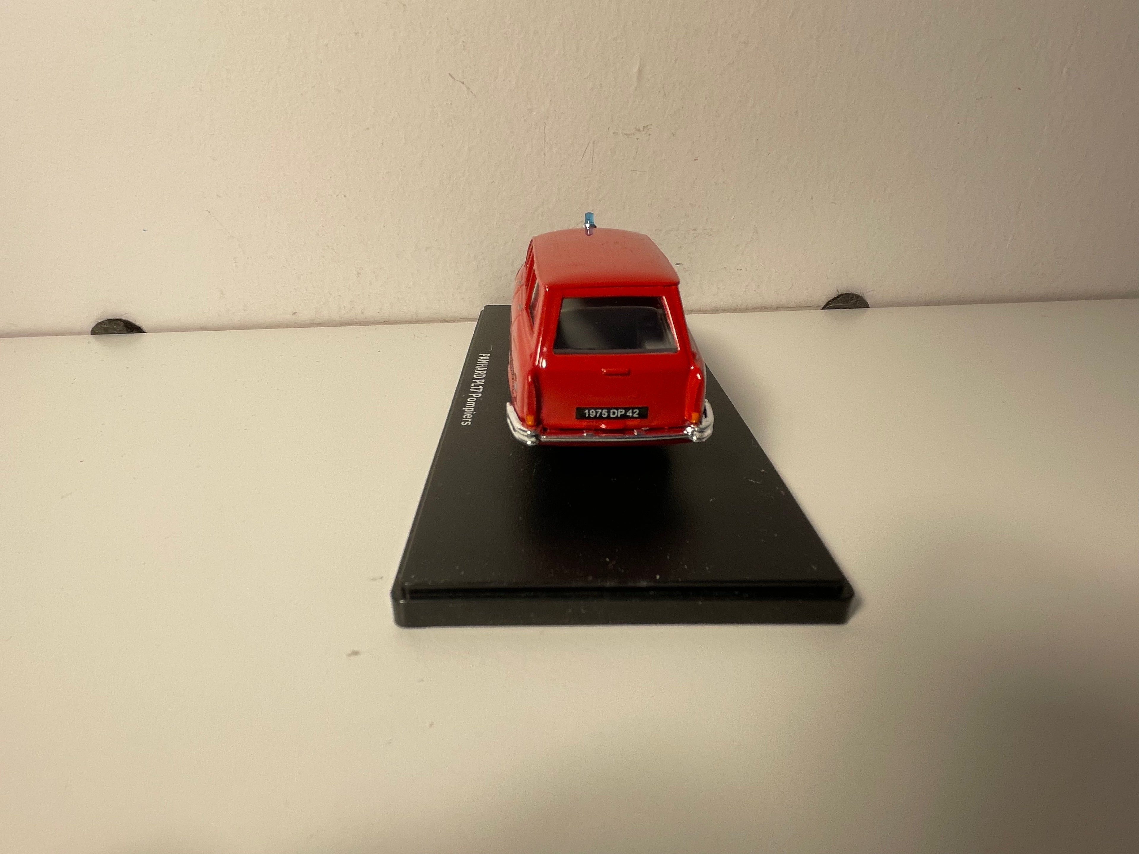 Panhard PL 17 break rouge POMPIERS - collection les petits utilitaires français