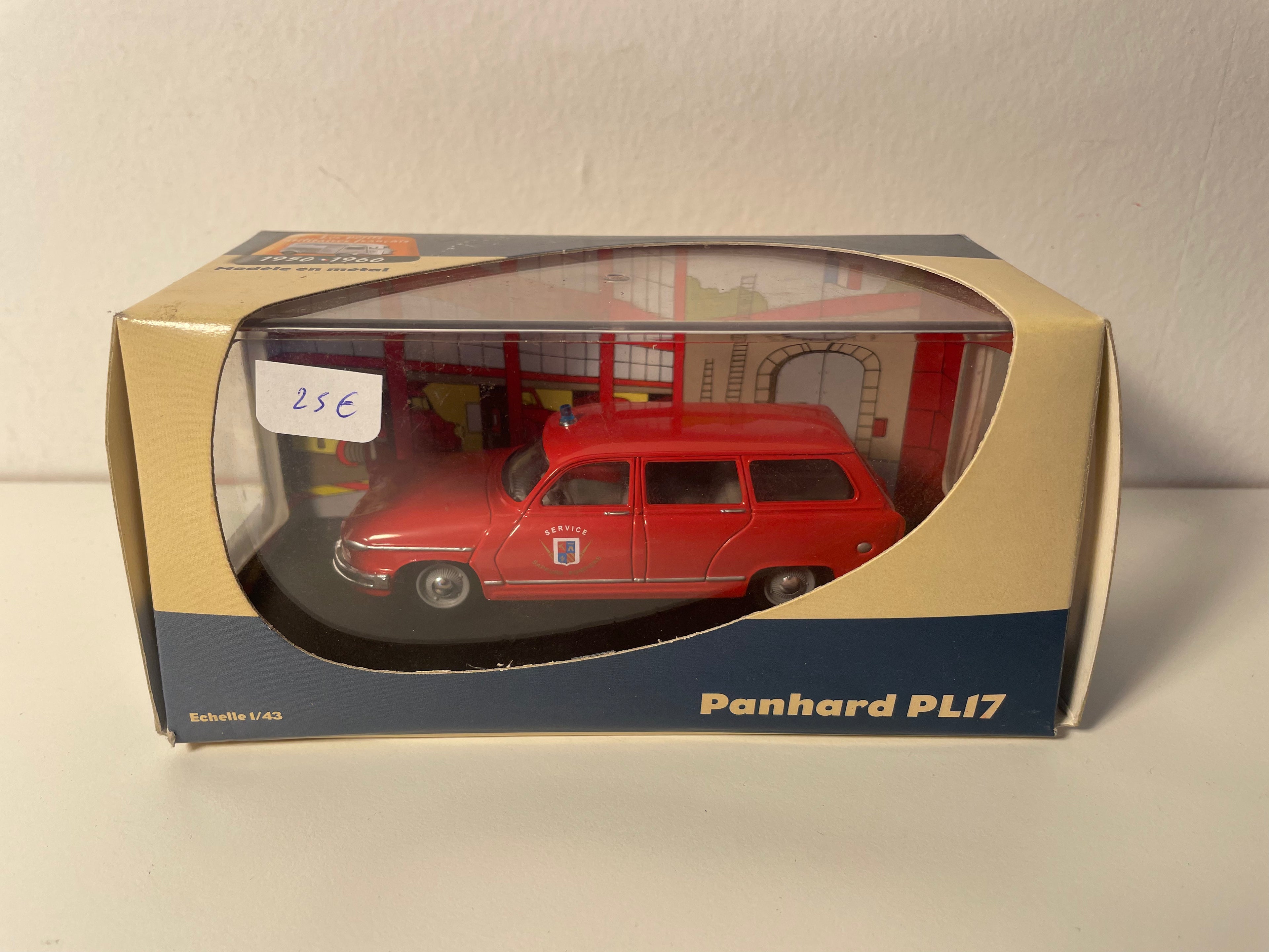 Panhard PL 17 break rouge POMPIERS - collection les petits utilitaires français
