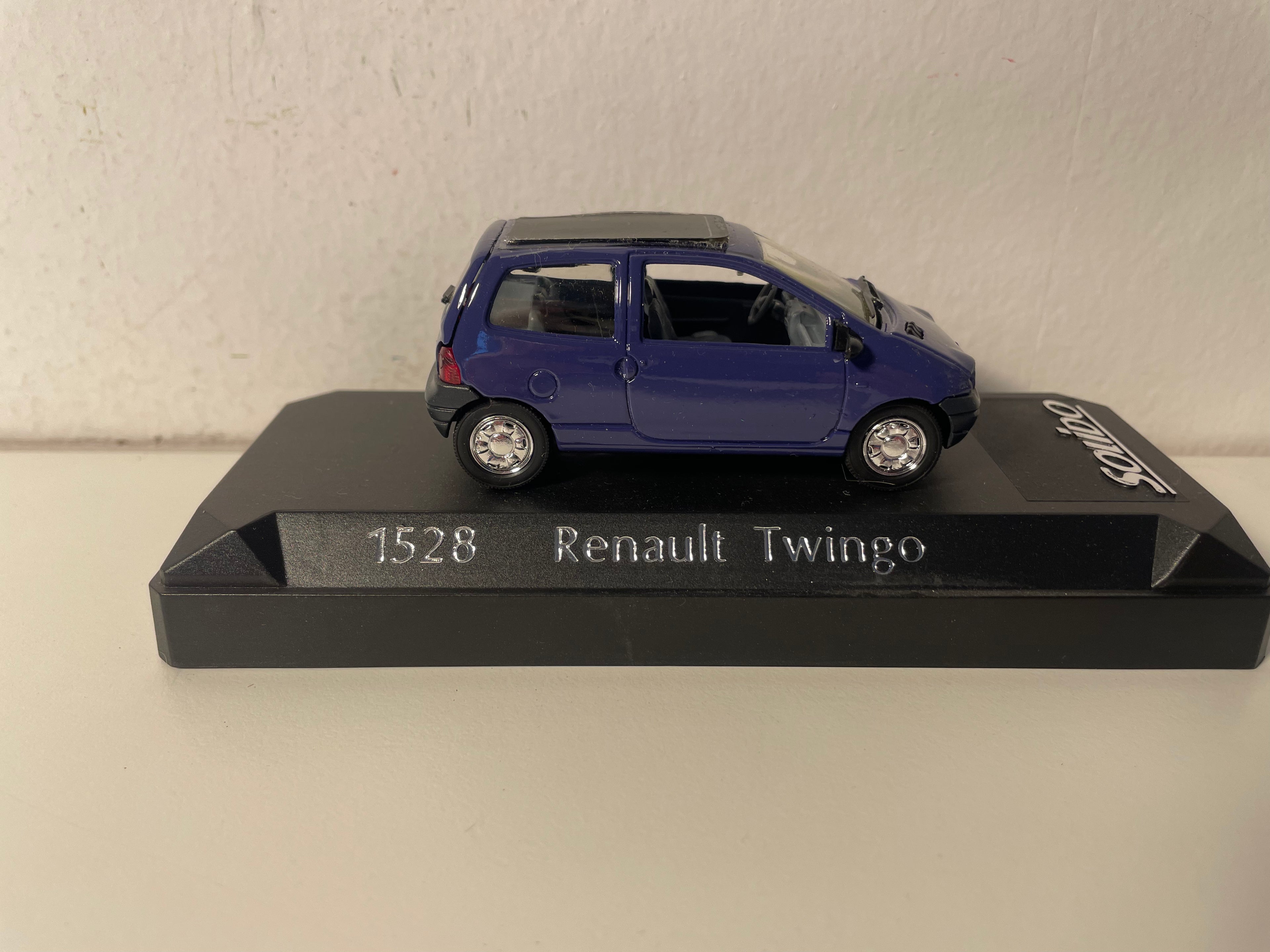 Renault Twingo donkelschwaarz (nuecht/mier) - Solido Referenz 1528 (franséisch Fabrikatioun)