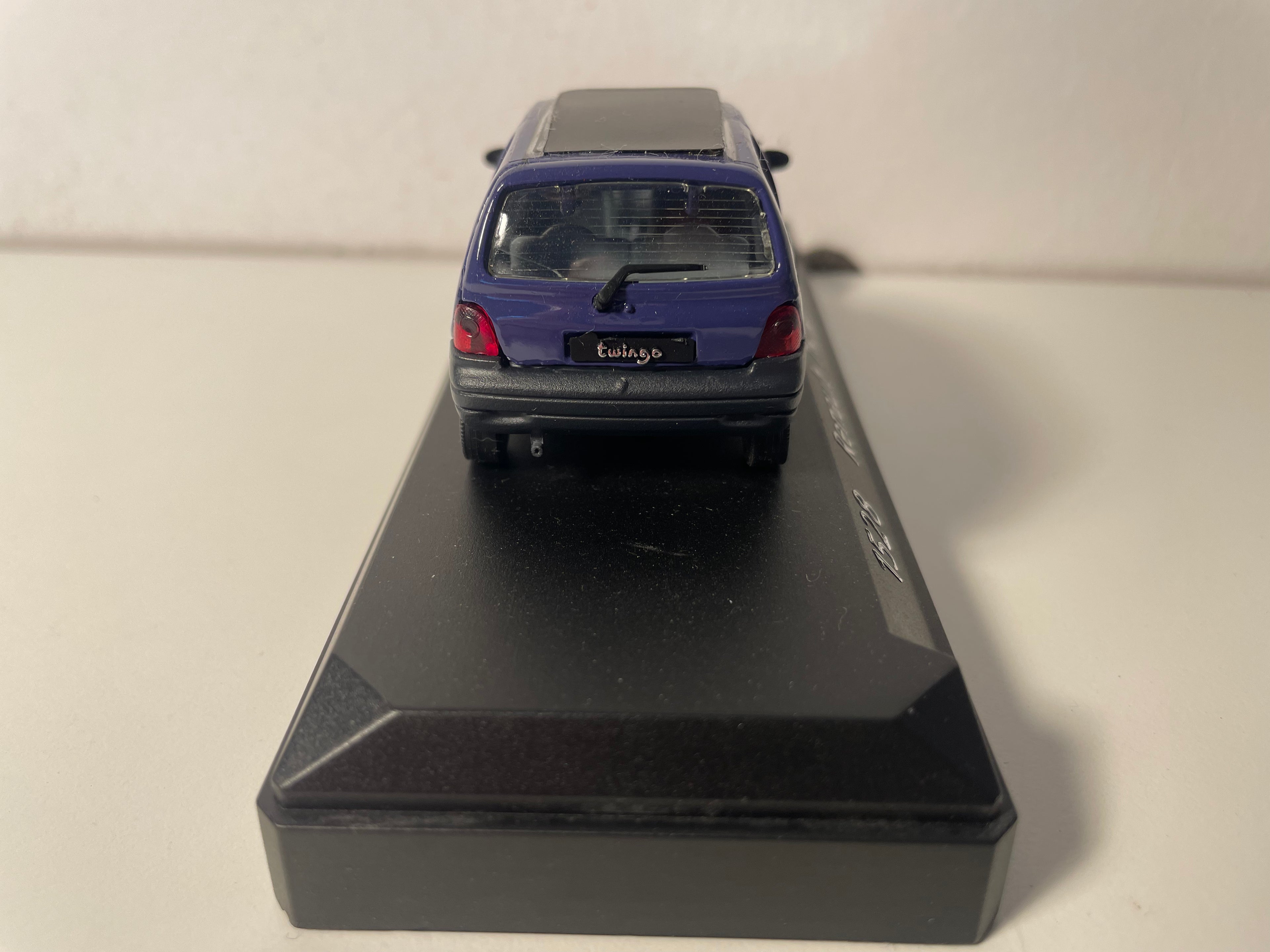 Renault Twingo donkelschwaarz (nuecht/mier) - Solido Referenz 1528 (franséisch Fabrikatioun)