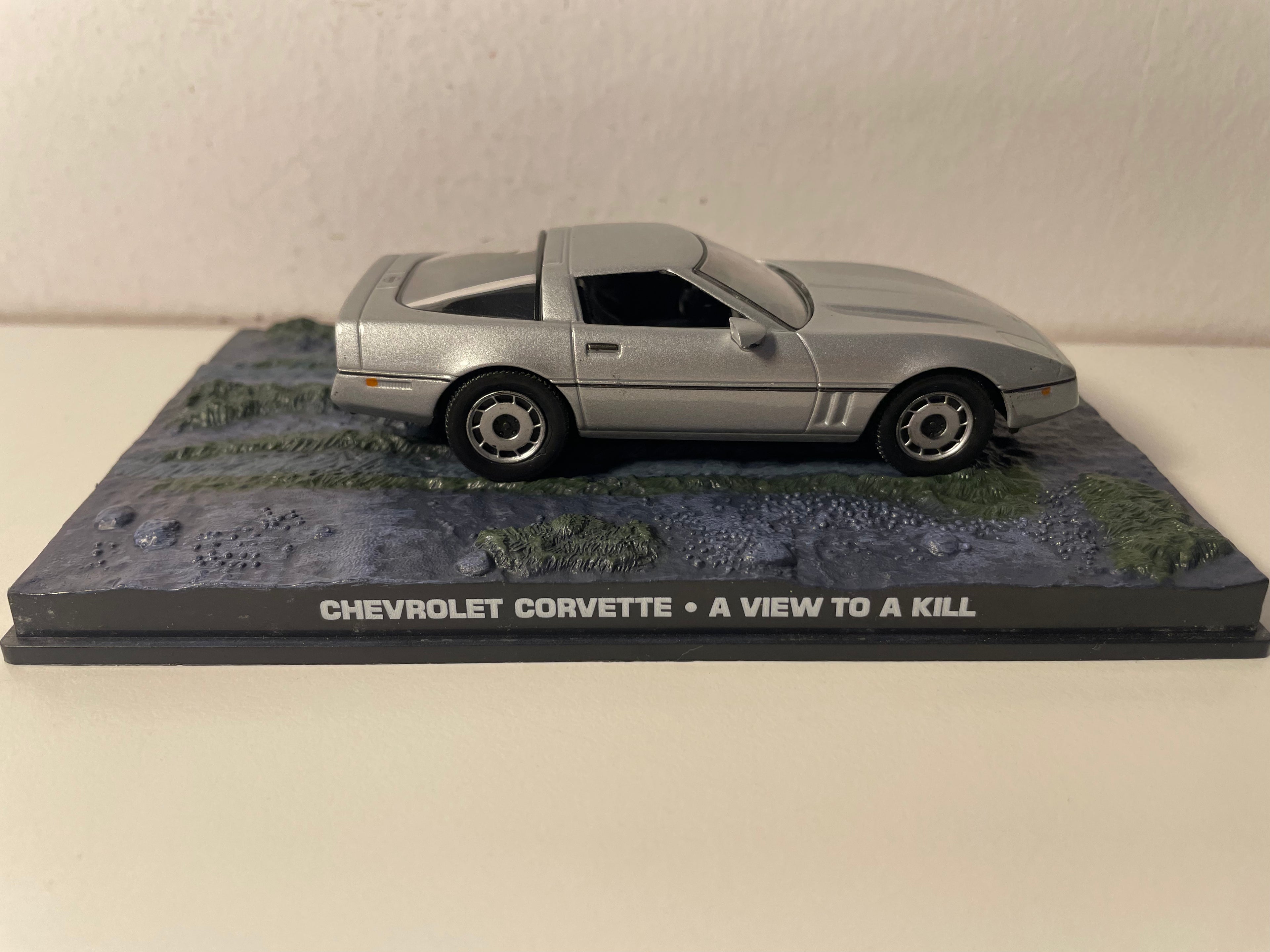 Graue Chevrolet Corvette - JAMES BOND - GEFÄHRLICH IHRE (In tödlicher Mission)