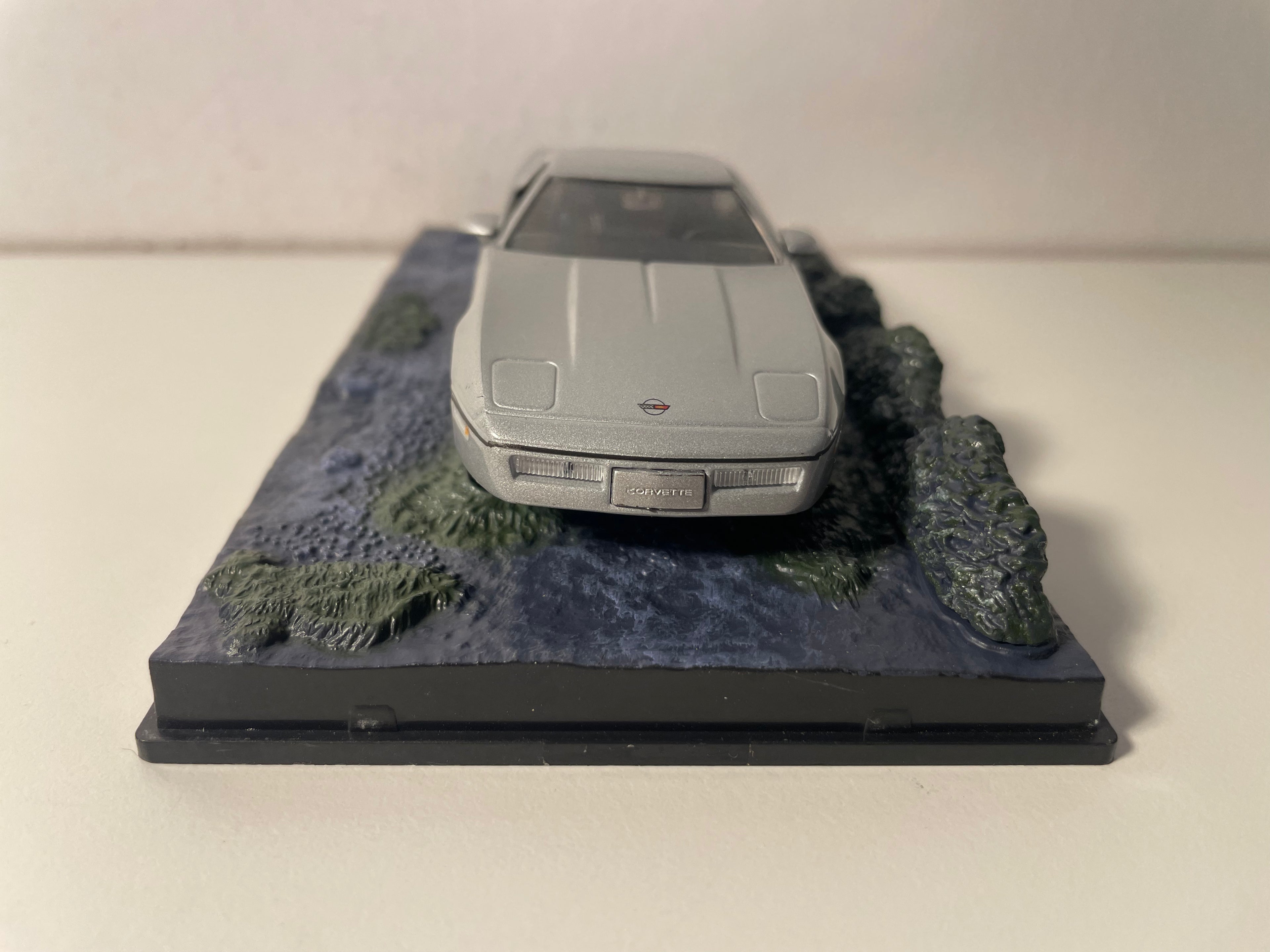 Graue Chevrolet Corvette - JAMES BOND - GEFÄHRLICH IHRE (In tödlicher Mission)