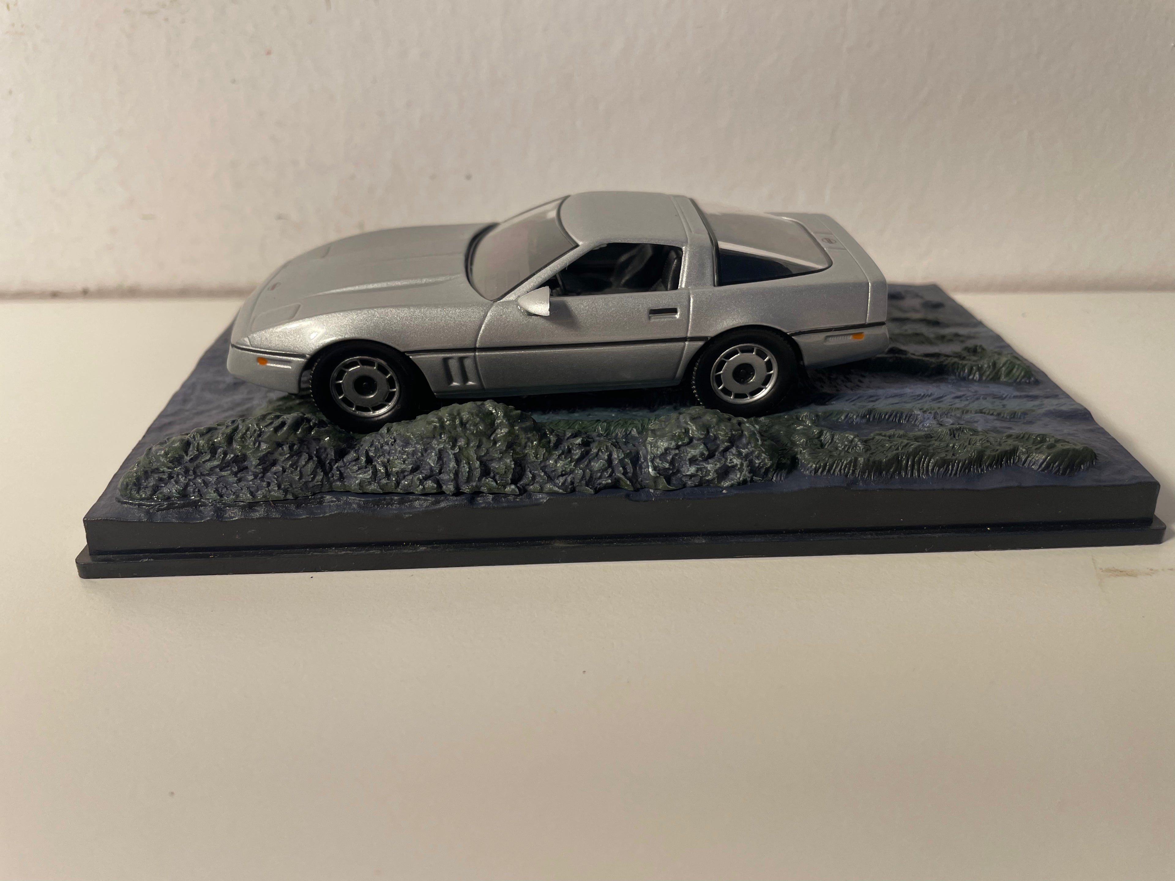 Graue Chevrolet Corvette - JAMES BOND - GEFÄHRLICH IHRE (In tödlicher Mission)