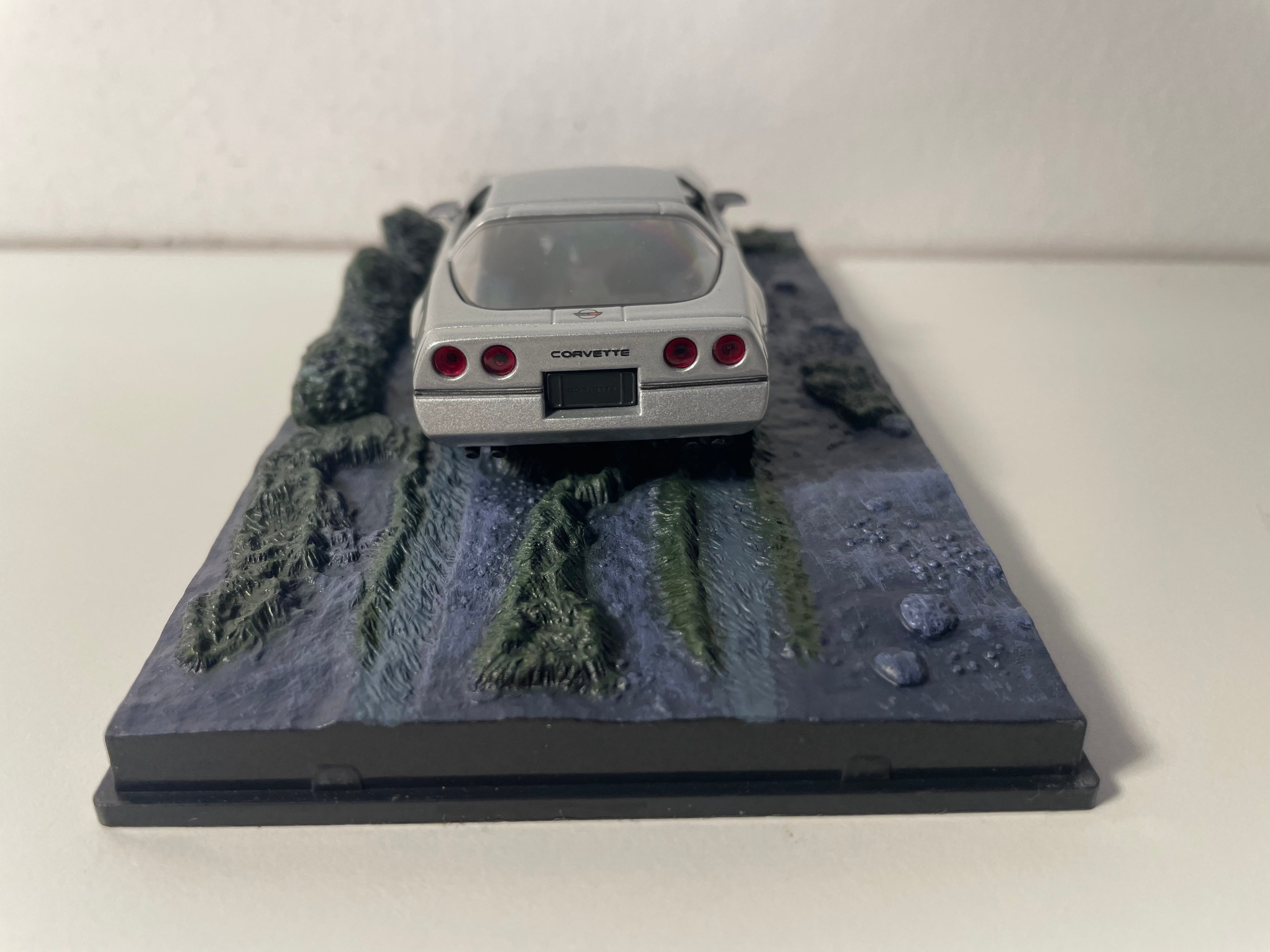 Graue Chevrolet Corvette - JAMES BOND - GEFÄHRLICH IHRE (In tödlicher Mission)