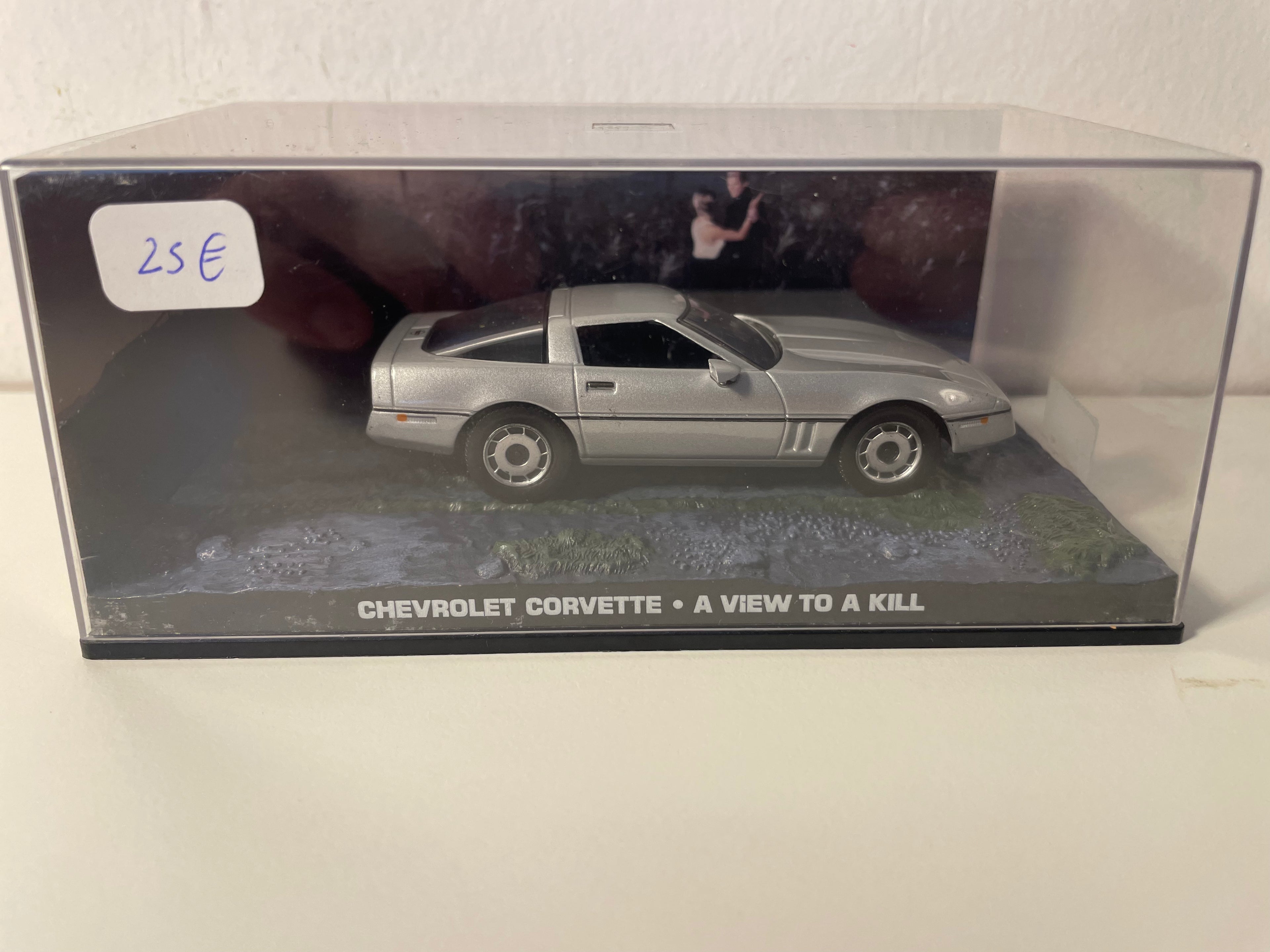 Graue Chevrolet Corvette - JAMES BOND - GEFÄHRLICH IHRE (In tödlicher Mission)